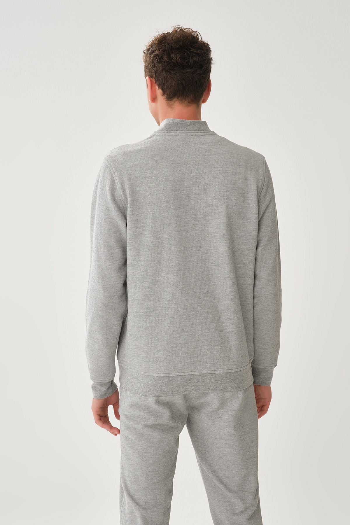 GREY SWEATSHIRT