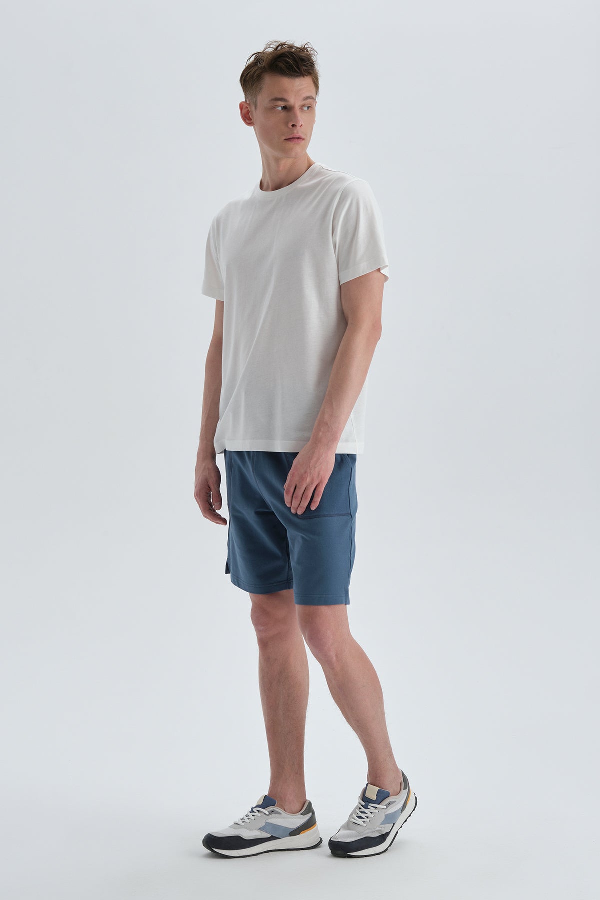 WHITE T-SHIRT