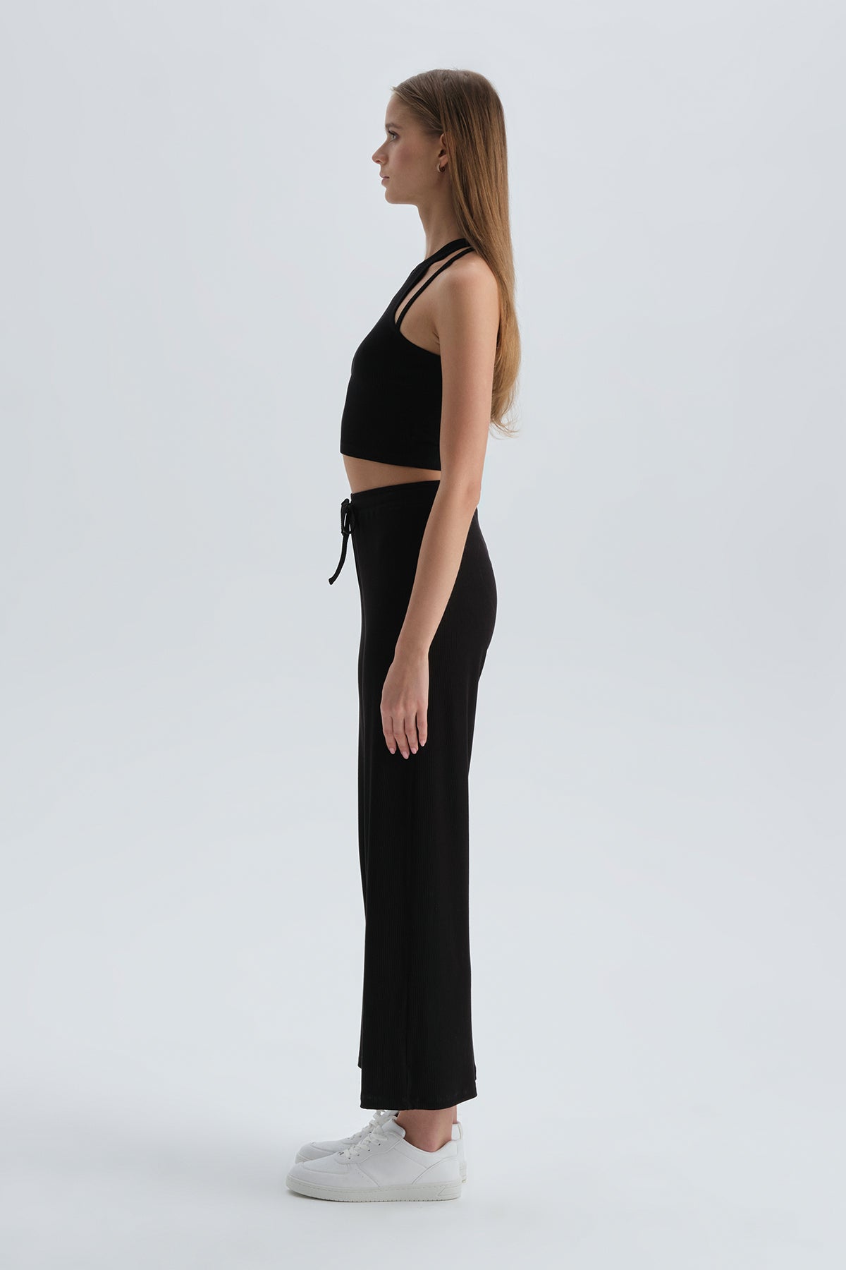 Siyah Ip Askılı Halter Yaka Crop Atlet