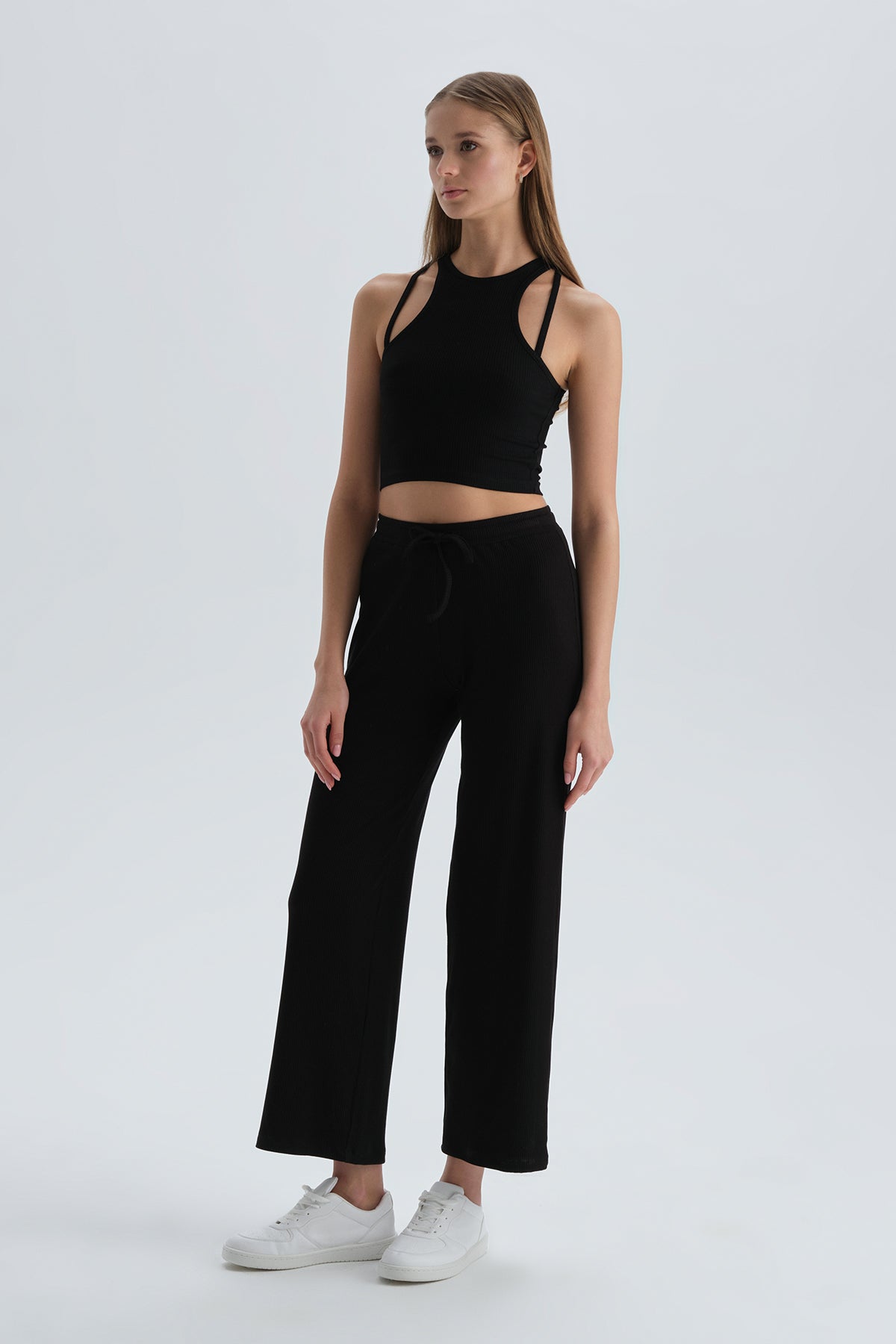 Siyah Ip Askılı Halter Yaka Crop Atlet