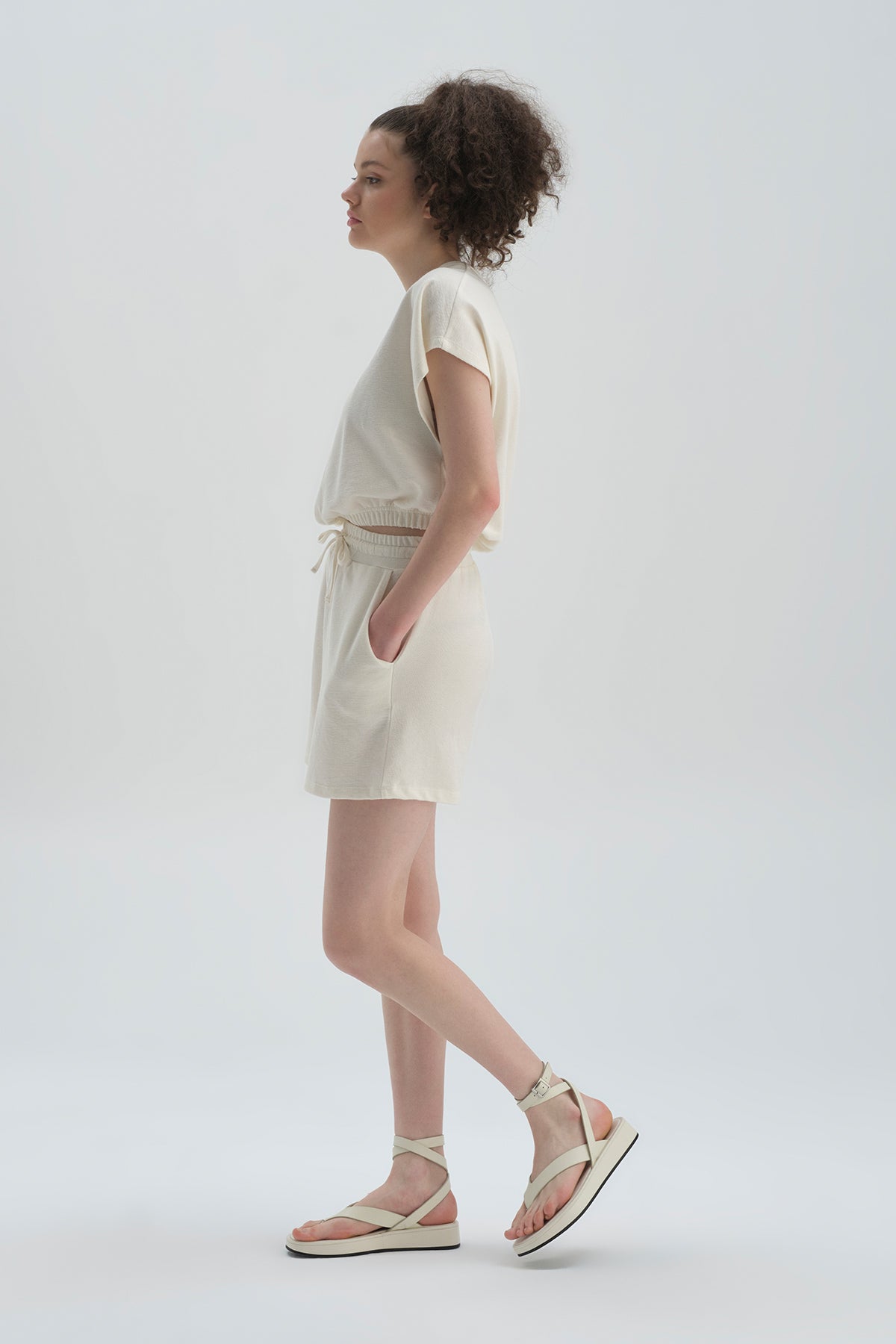 Ekru Kısa Geniş Paça Pamuklu Şort