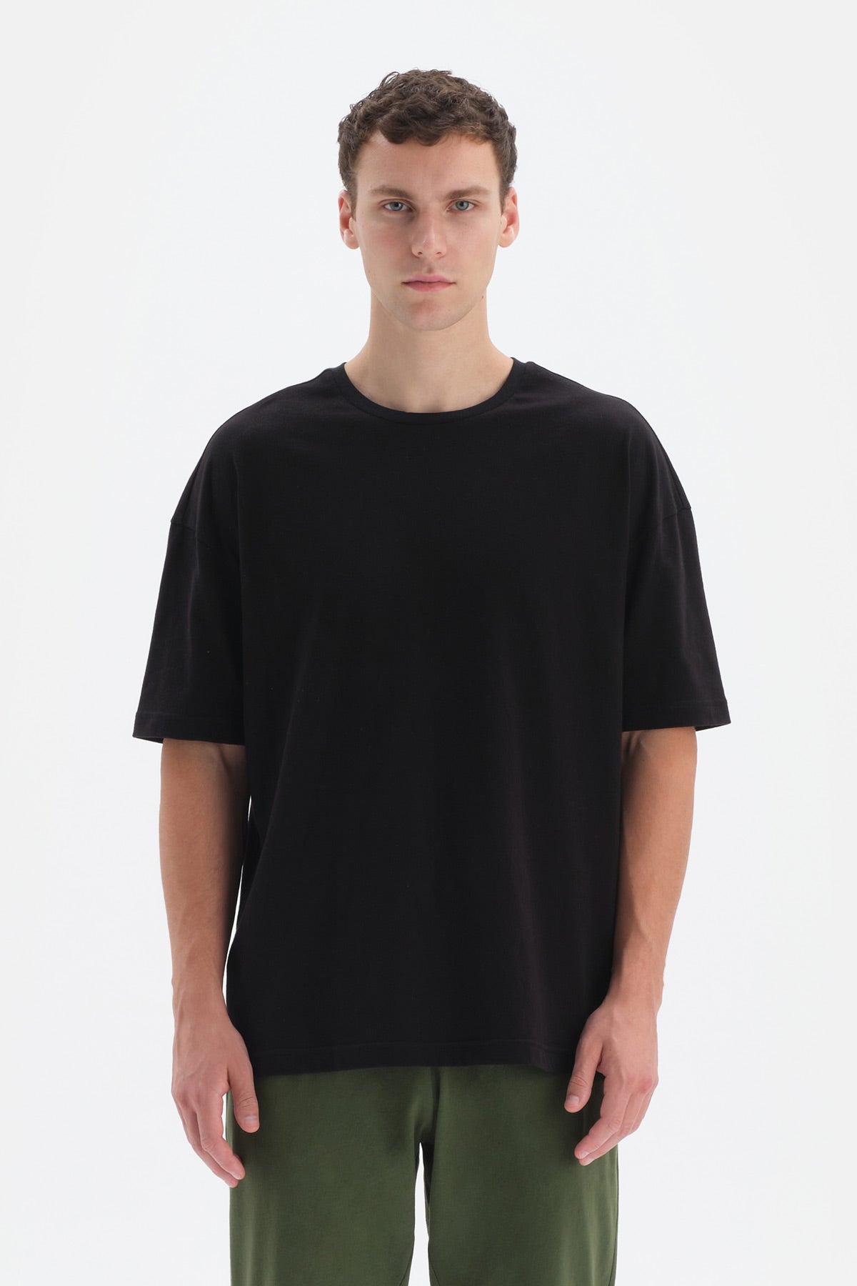 BLACK T-SHIRT