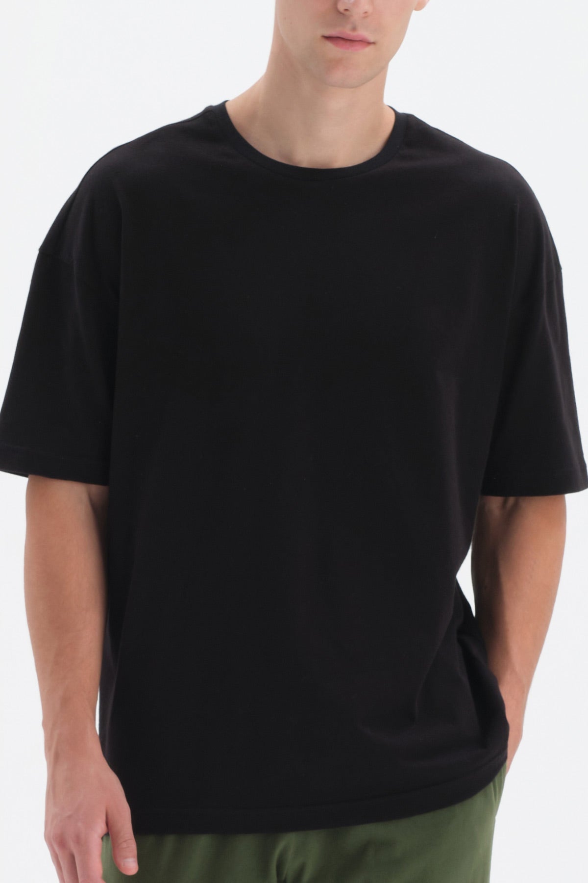 BLACK T-SHIRT