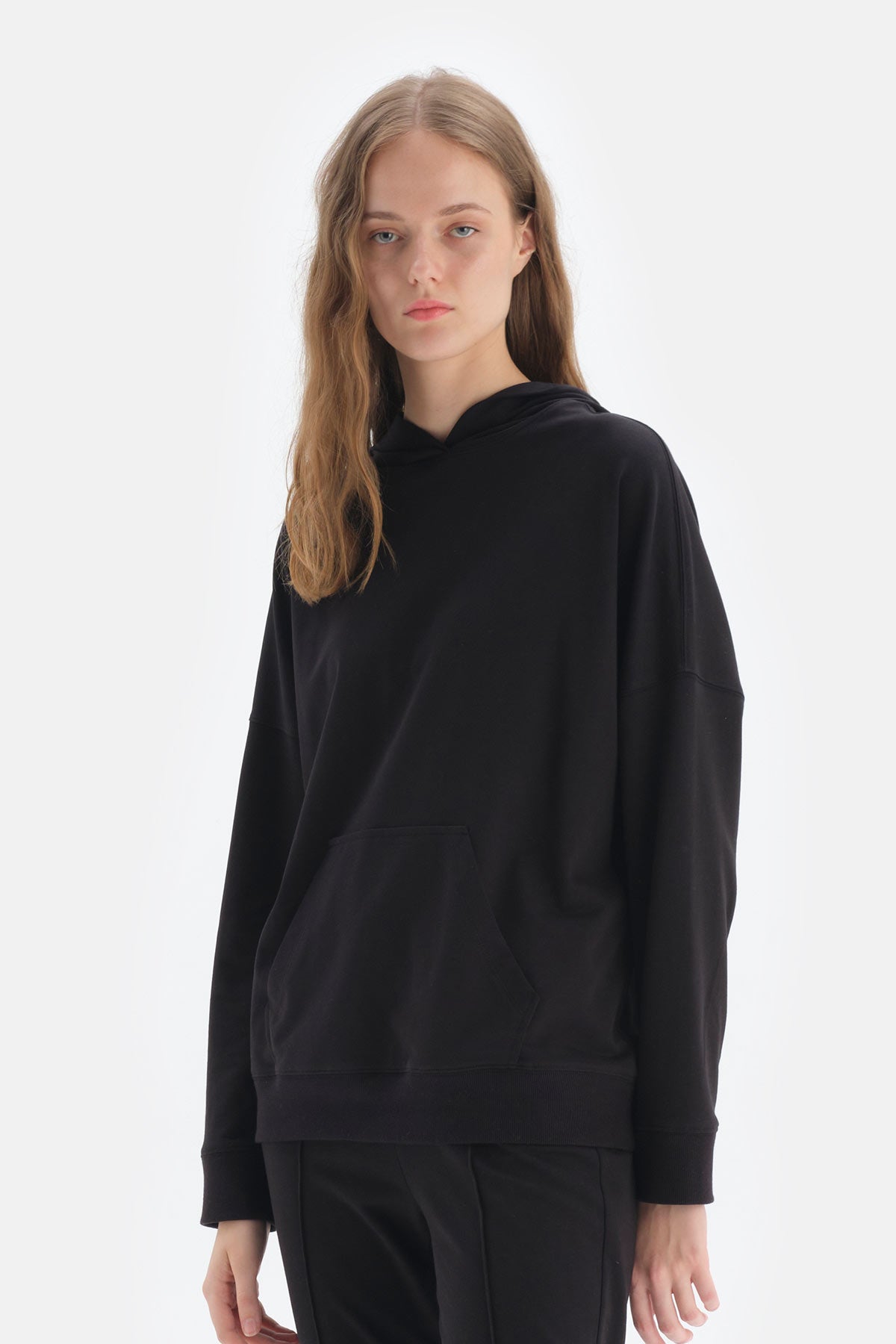 BLACK SWEATSHIRT