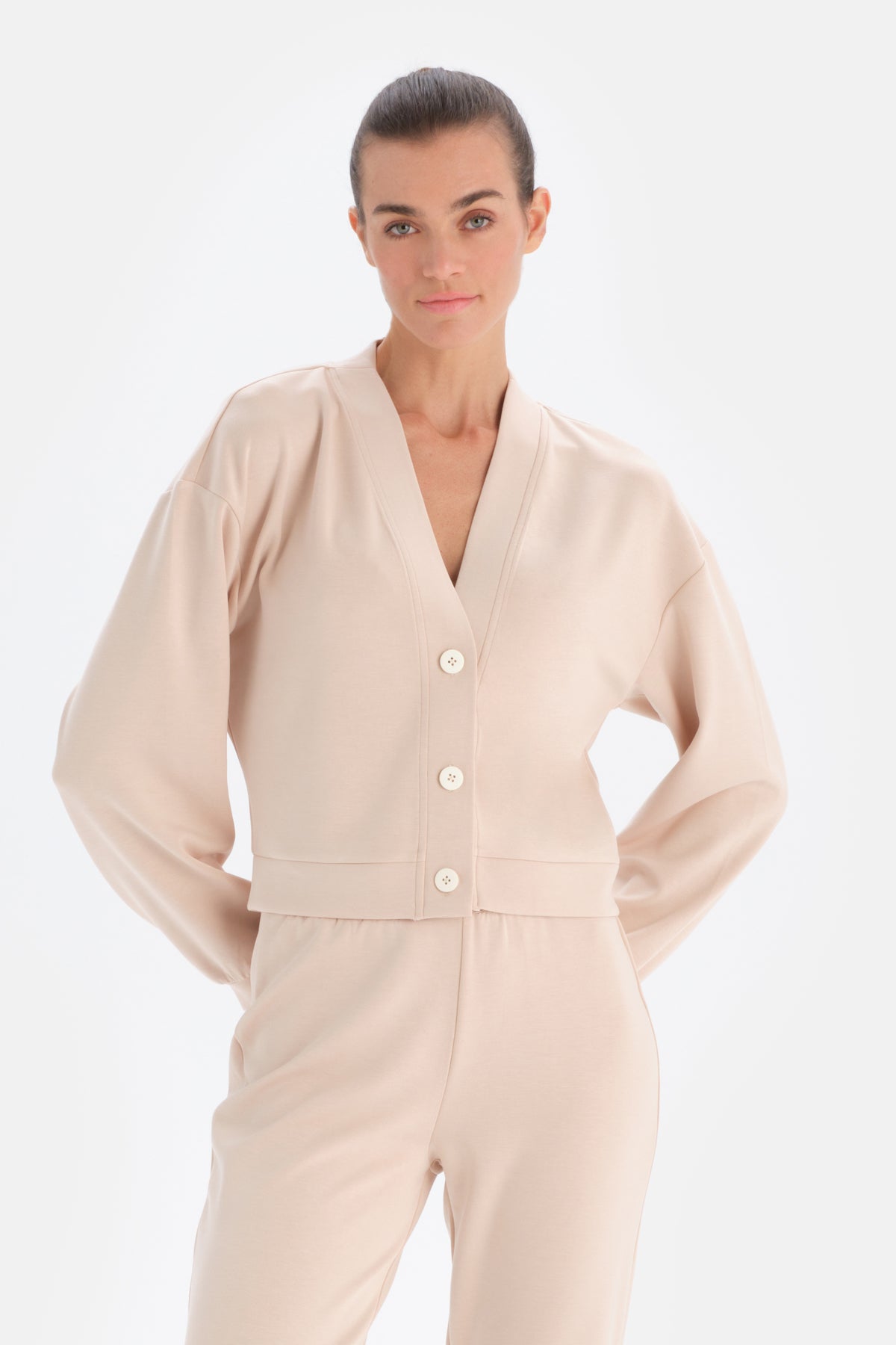 Ekru Uzun Kollu Düğmeli Sweatshirt