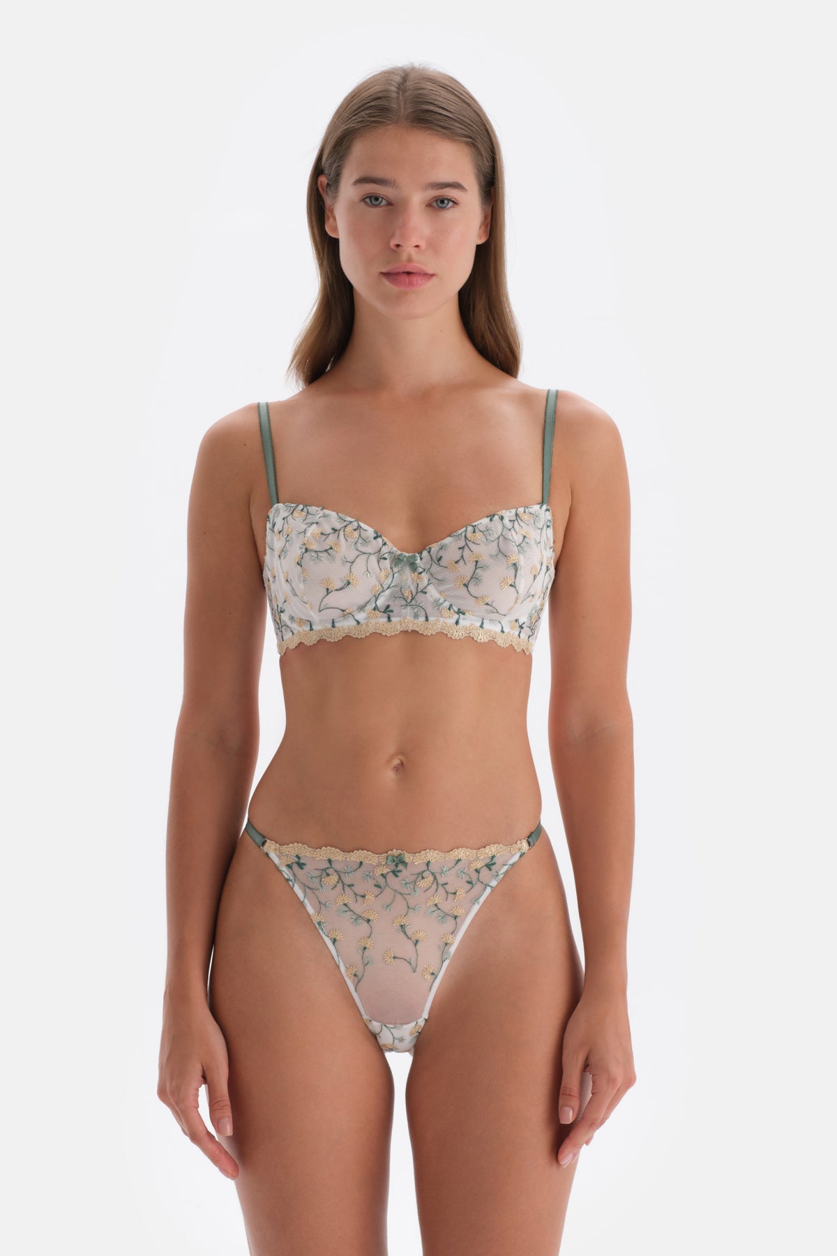 Ekru Çiçek Nakış Detaylı Tanga Külot