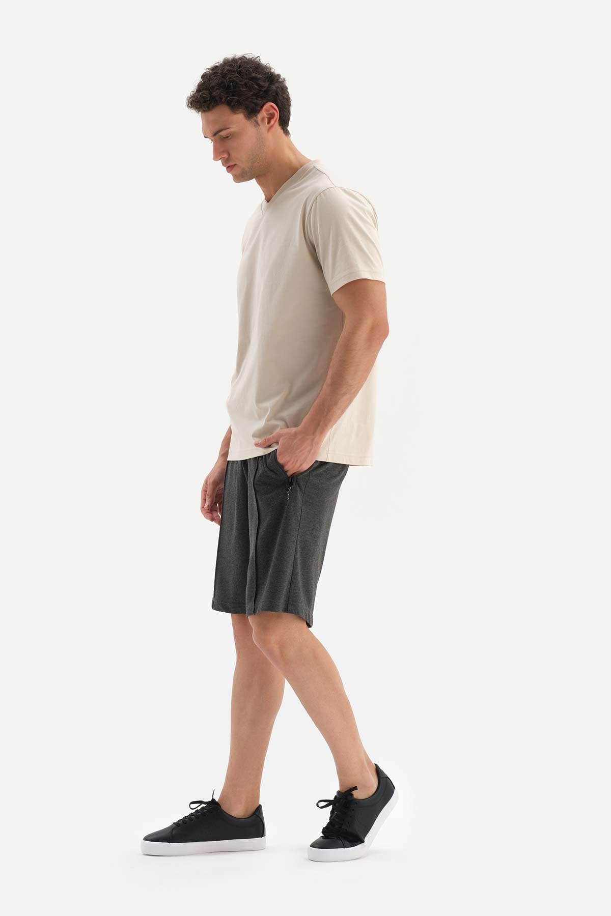 BLACK TWO THREAD SHORTS WITH POCKETS