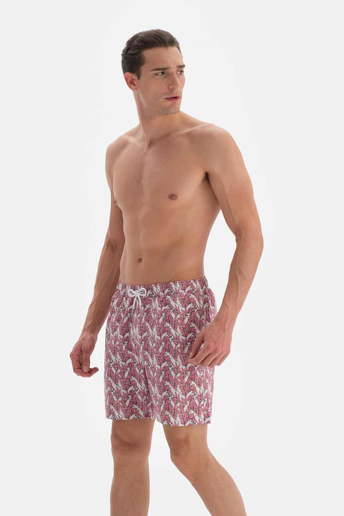 Pembe - Ekru Zürafa Desenli Orta Deniz Şortu