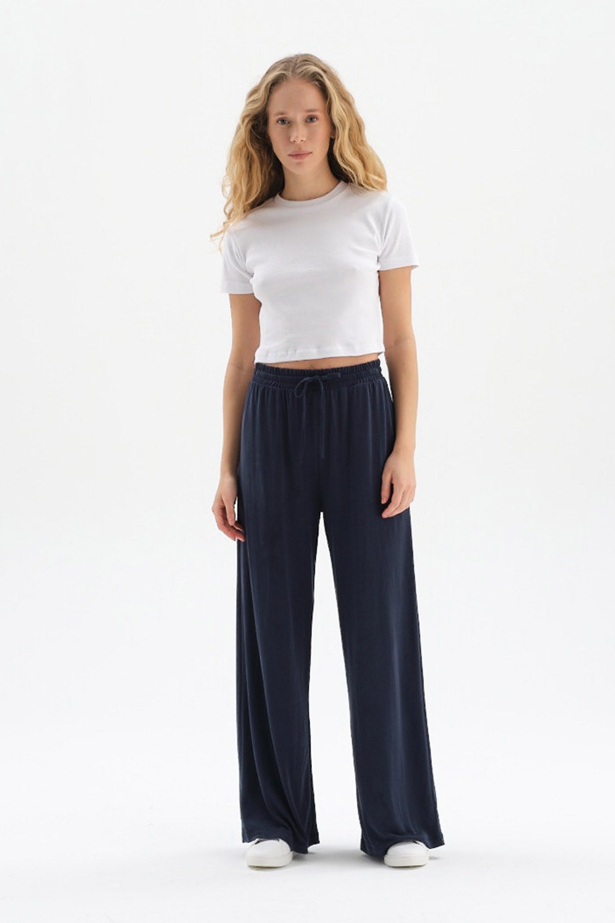 WHITE RIBBED CREW-NECK SHORT SLEEVE CROP T-SHIRT