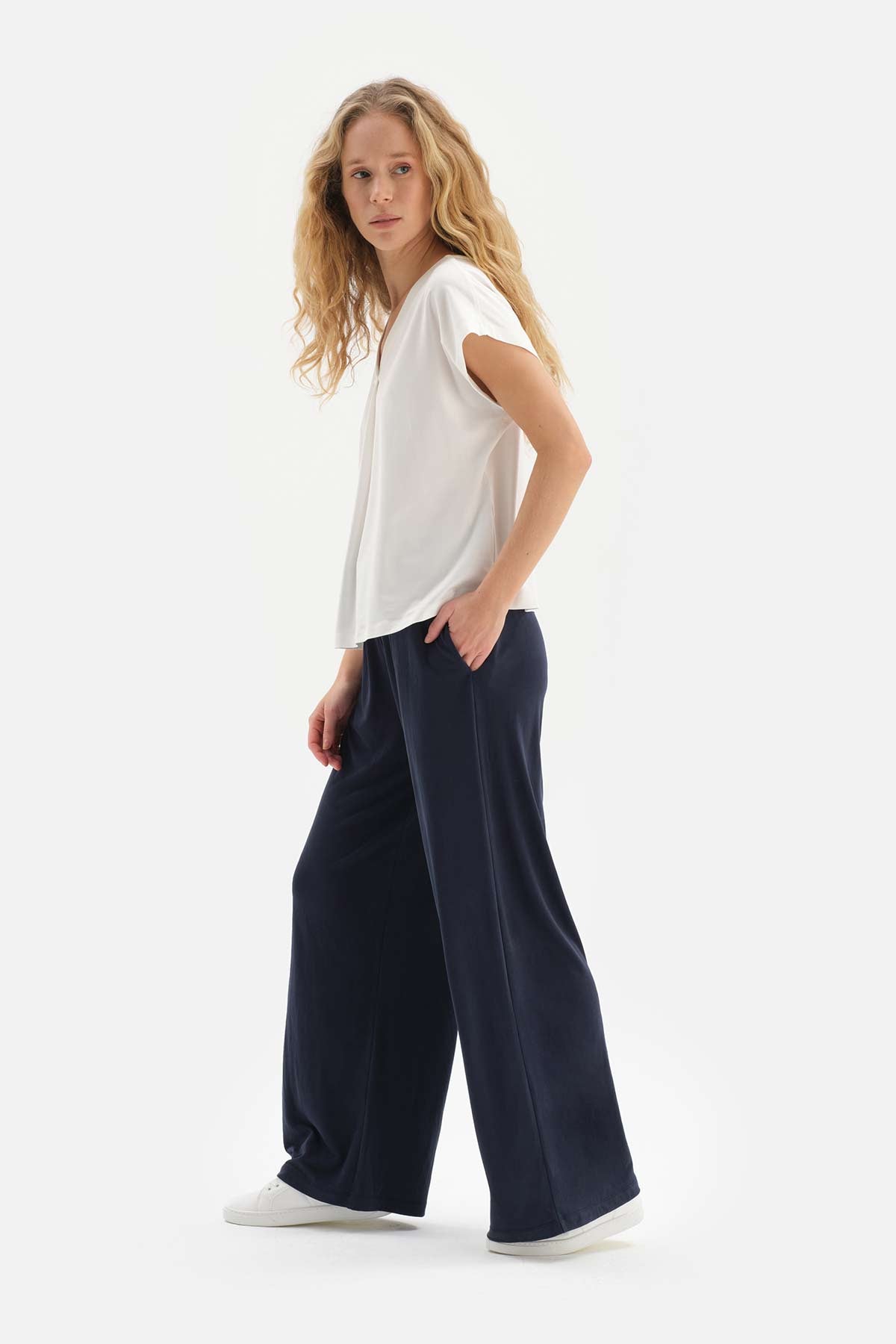 WHITE V-NECK PLEAT DETAILED T-SHIRT