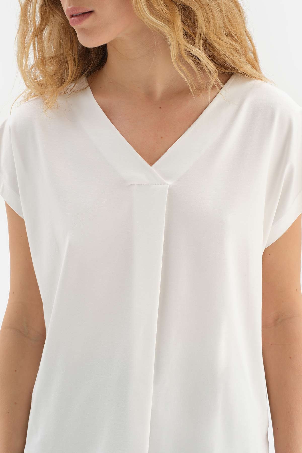 WHITE V-NECK PLEAT DETAILED T-SHIRT
