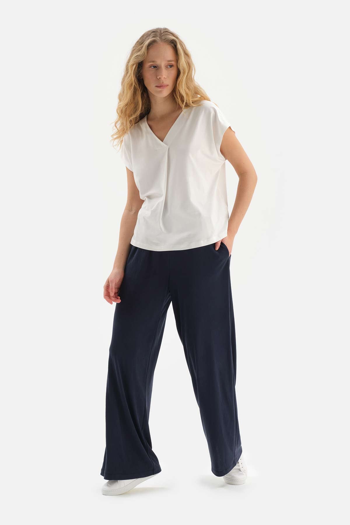 WHITE V-NECK PLEAT DETAILED T-SHIRT