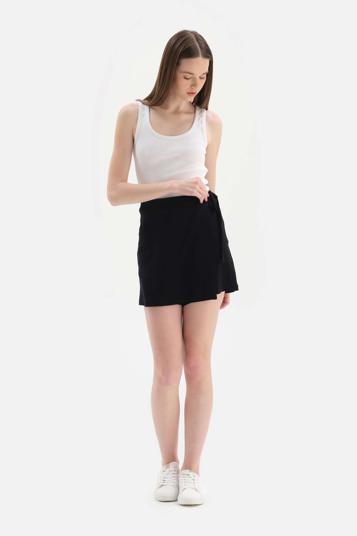 BLACK WOVEN SHORTS SKIRT