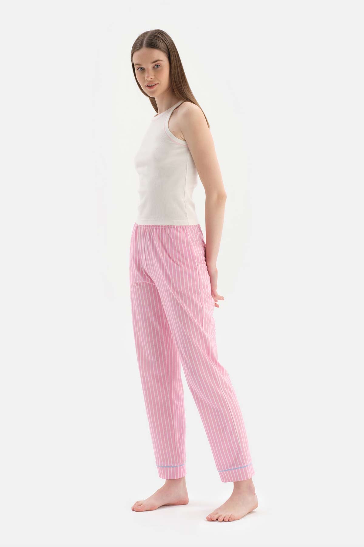 WHITE CREW-NECK ATHLET TOP STRIPED BOTTOM KNITTED PAJAMAS