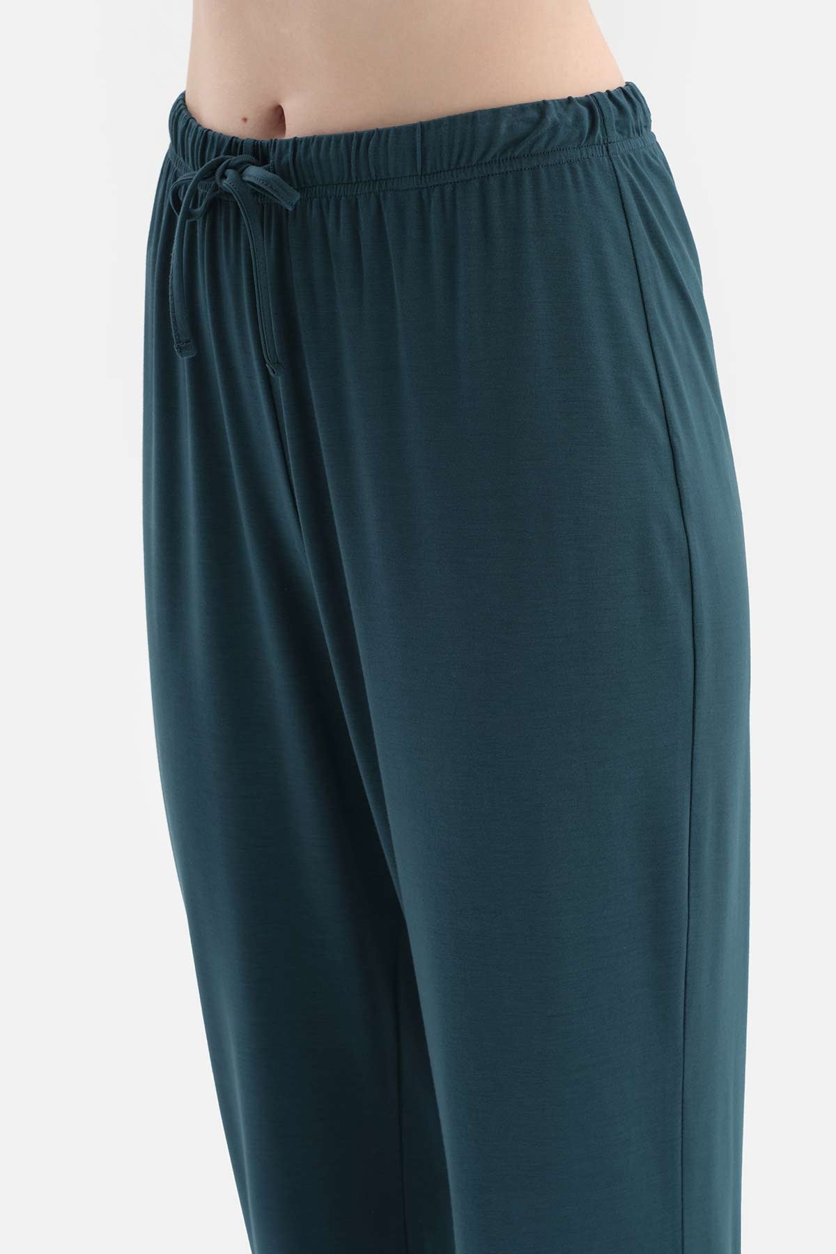 WHITE KNITTED PAJAMAS SUIT WITH CREW-NECK PRINT DETAILS