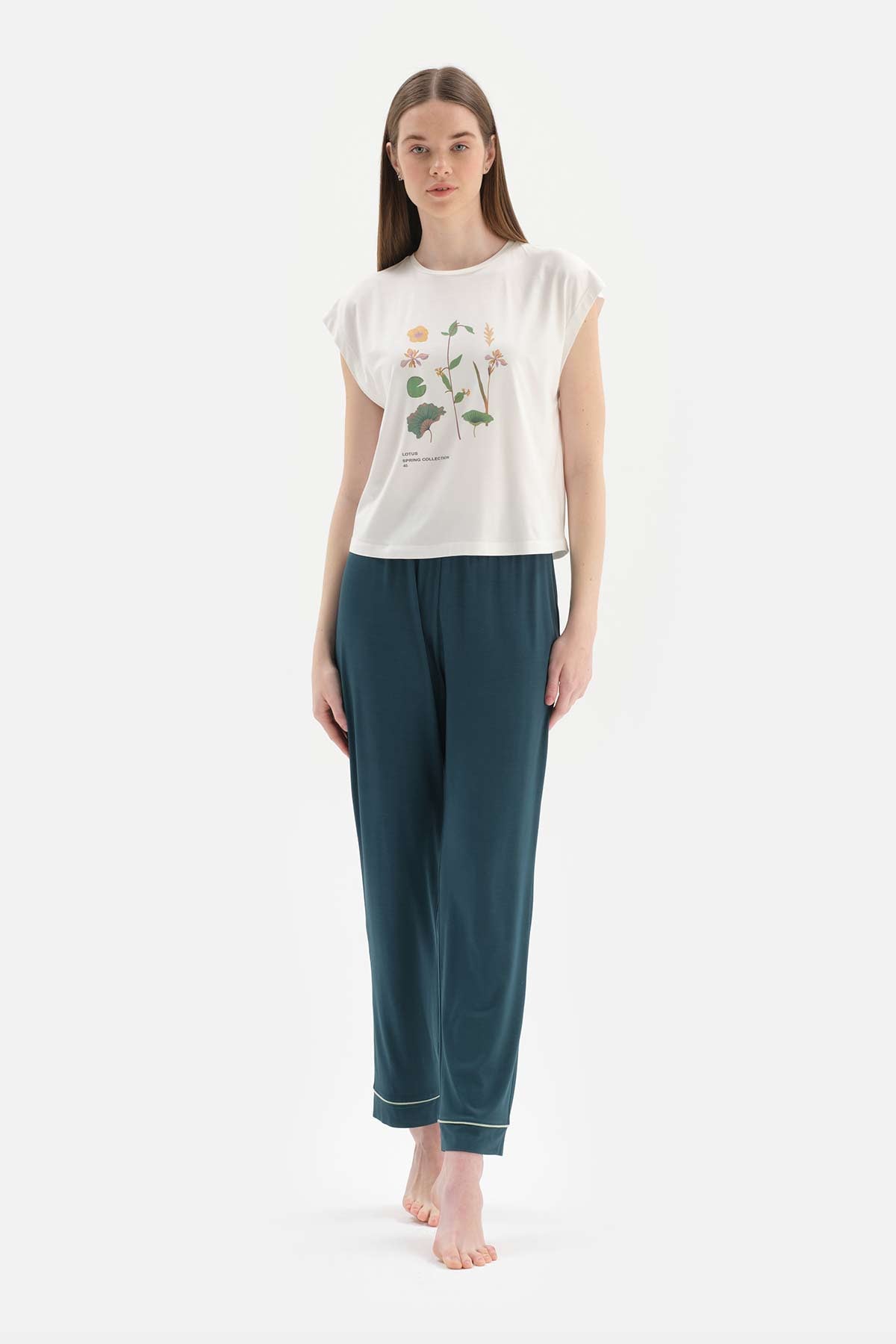 WHITE KNITTED PAJAMAS SUIT WITH CREW-NECK PRINT DETAILS