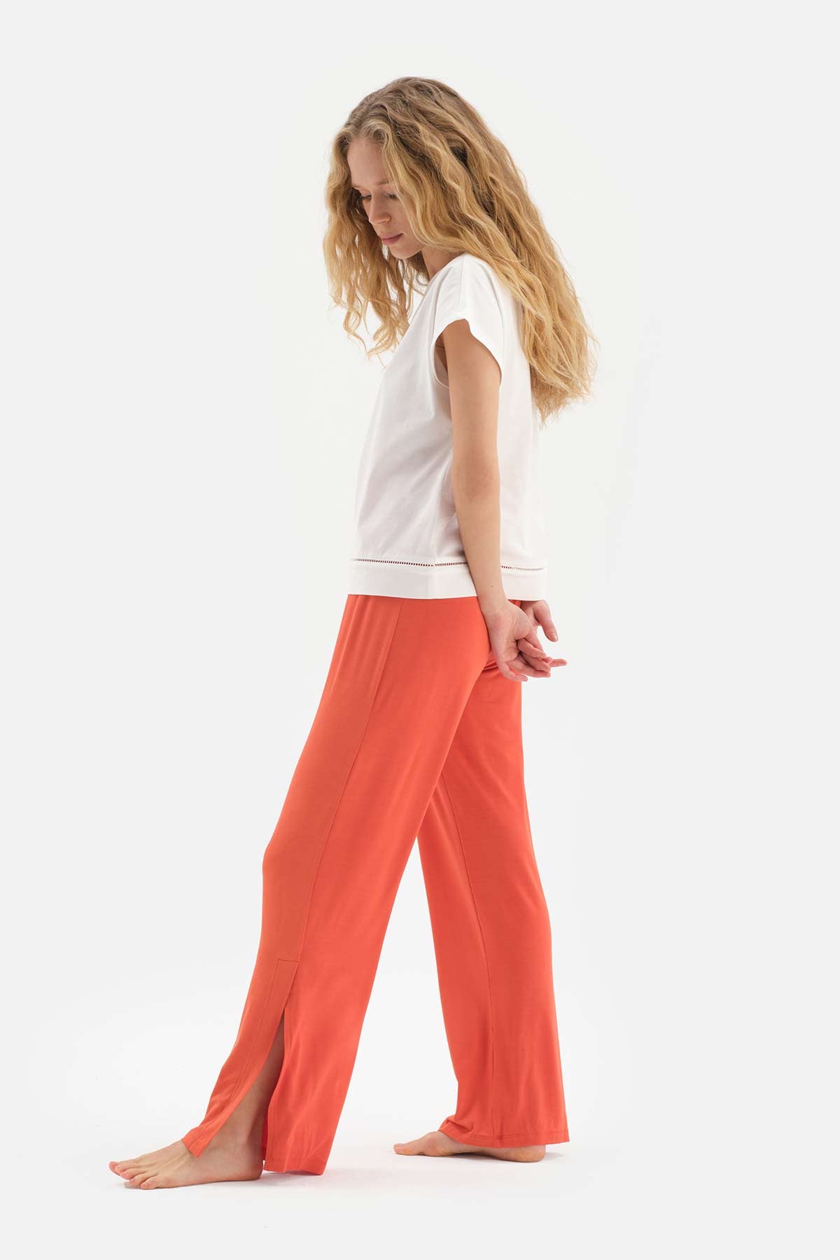 WHITE SHORT SLEEVE UPPER SPLIT BOTTOM KNITTED PAJAMAS SUIT