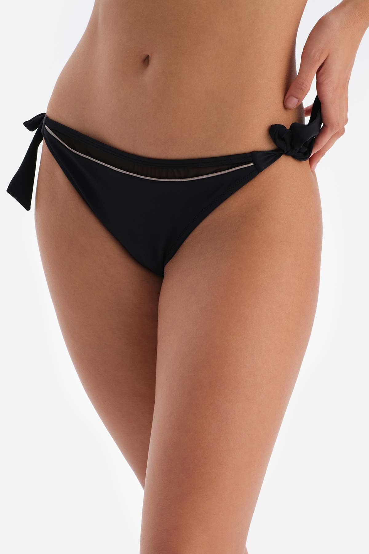 Siyah Düşük Bel Kalın Bağcıklı Bikini Altı
