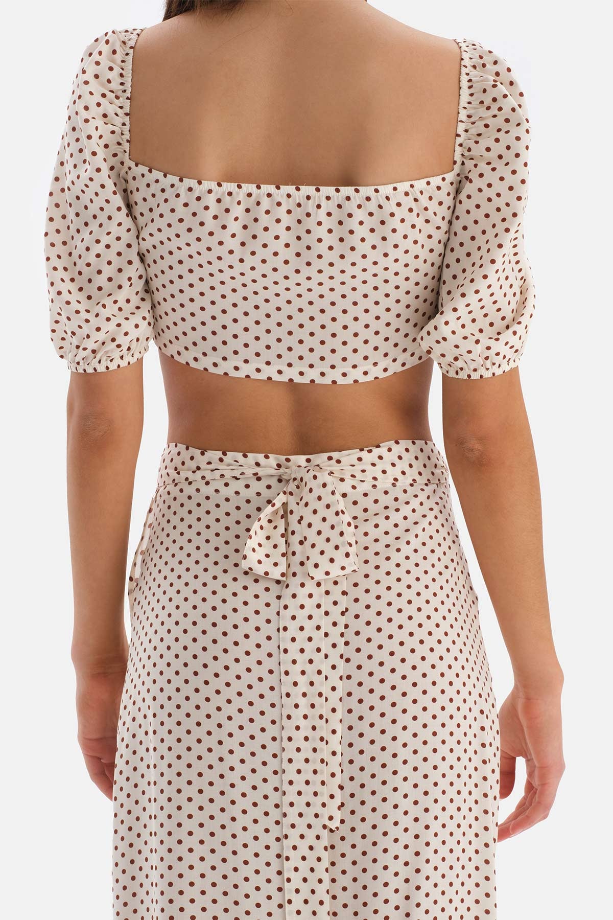 Ekru-Kahve Bağlamalı Üst