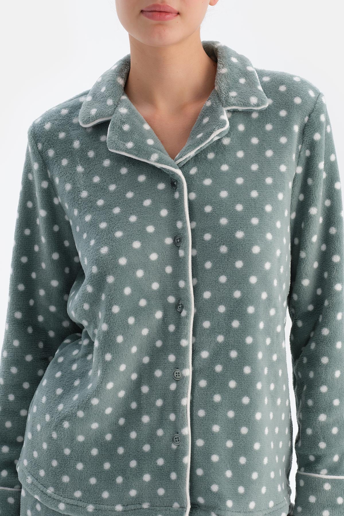Açık Gri Puantiyeli Polar Gömlek Pantolon Pijama Takımı