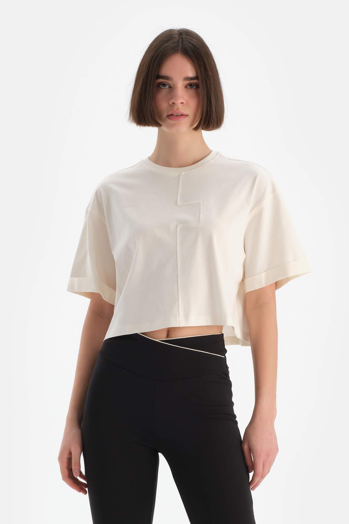 Ekru Dagi Active Kadın Kare Detaylı Tişört