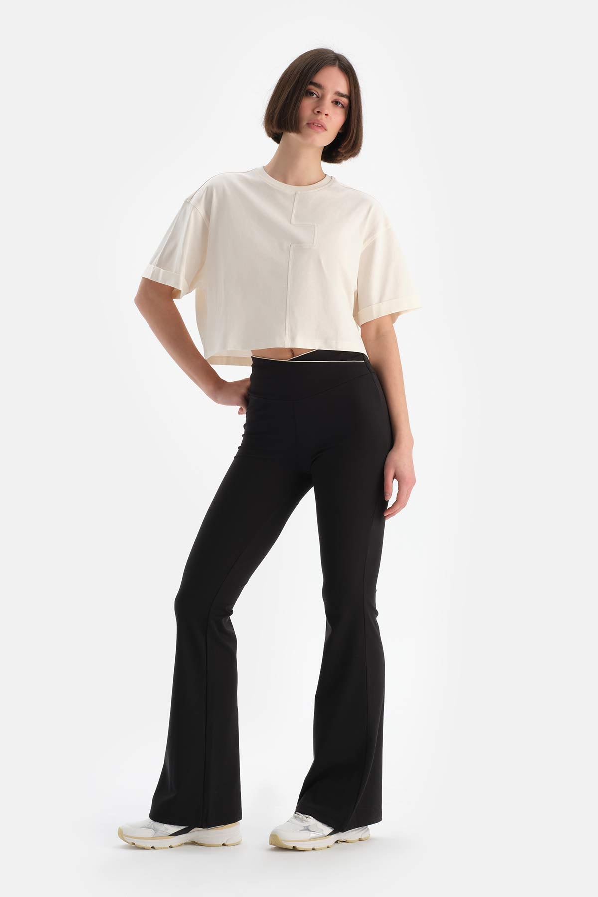 Ekru Dagi Active Kadın Kare Detaylı Tişört