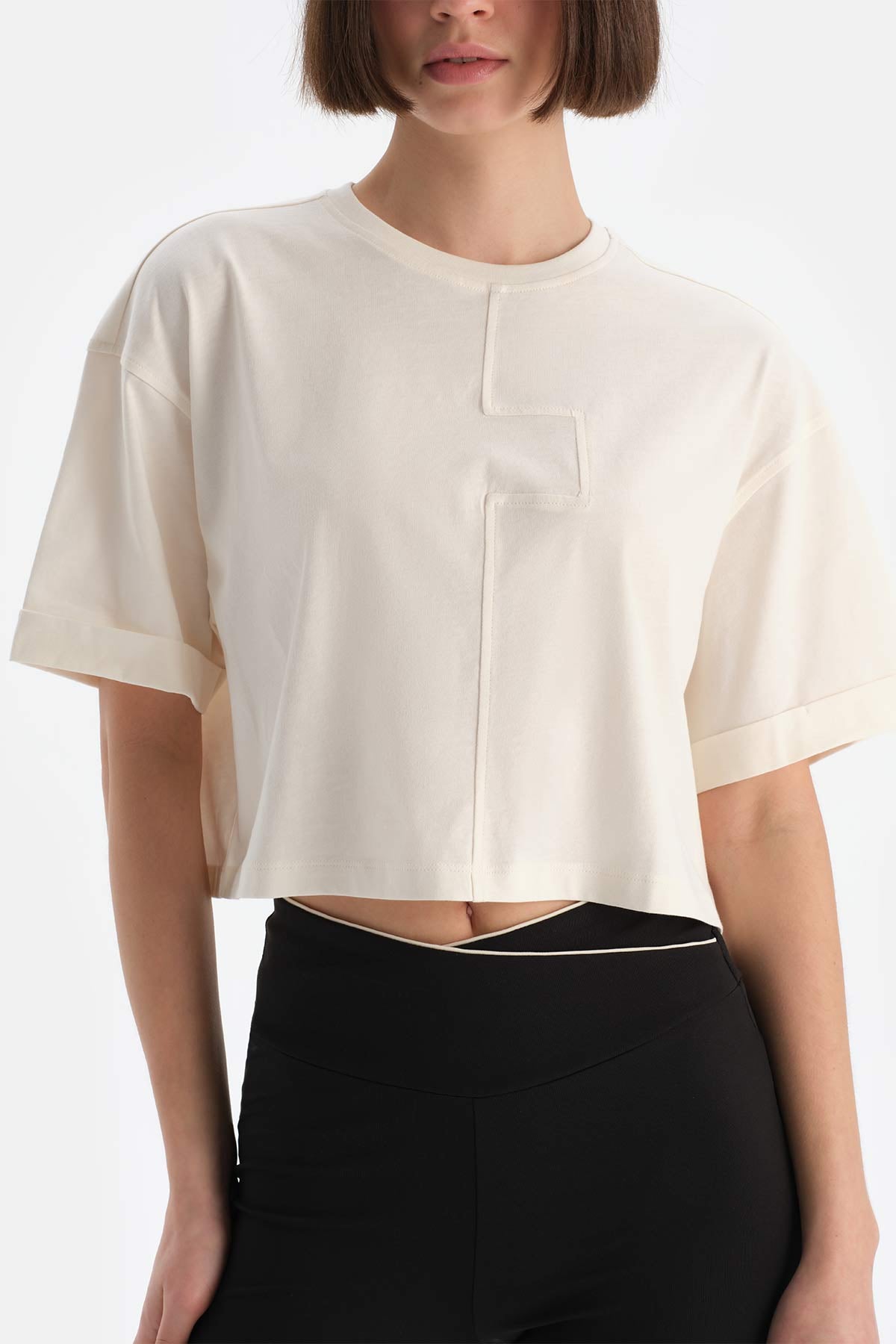 Ekru Dagi Active Kadın Kare Detaylı Tişört