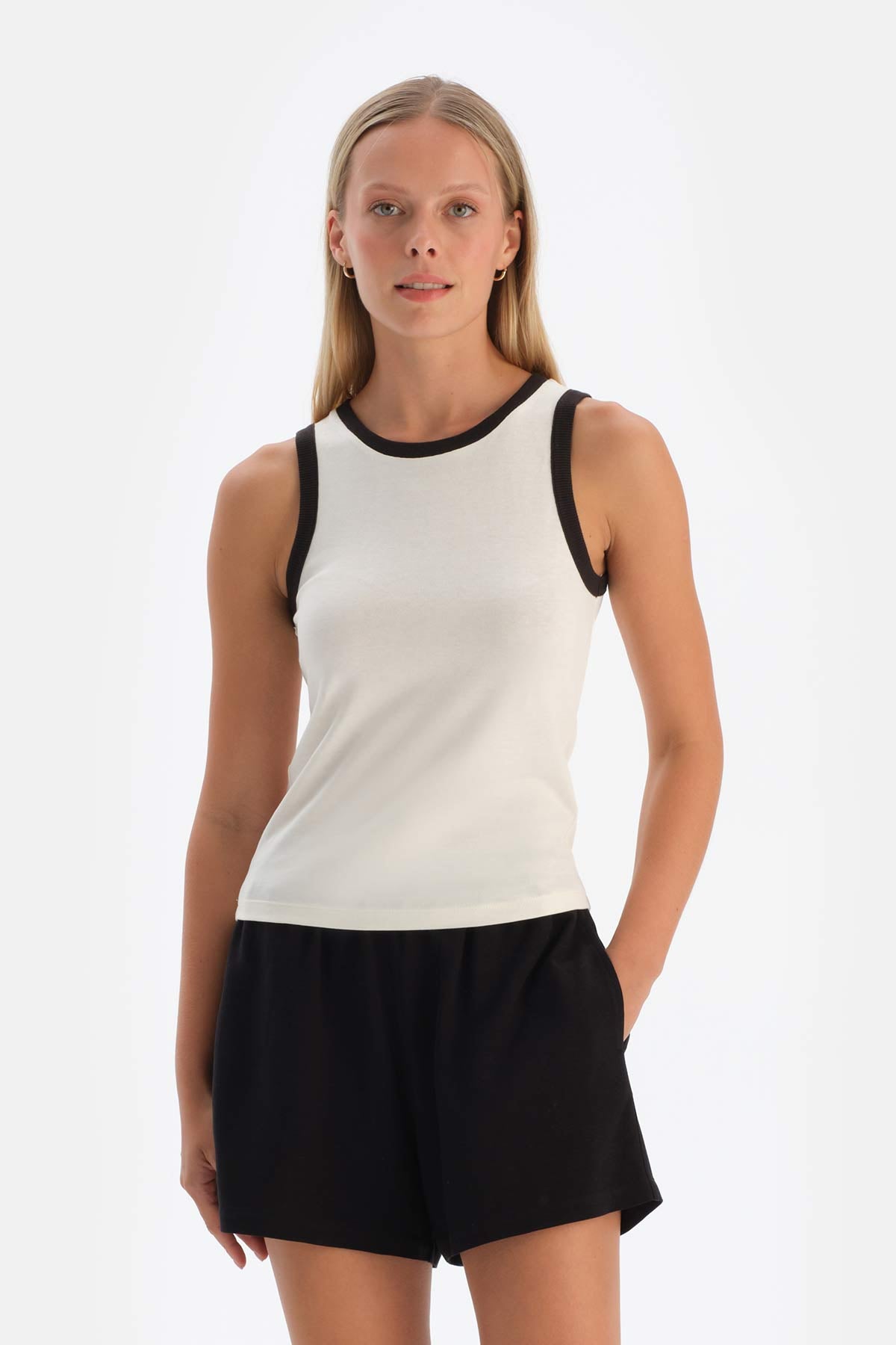 Kırık Beyaz Kontrast Garnili Atlet