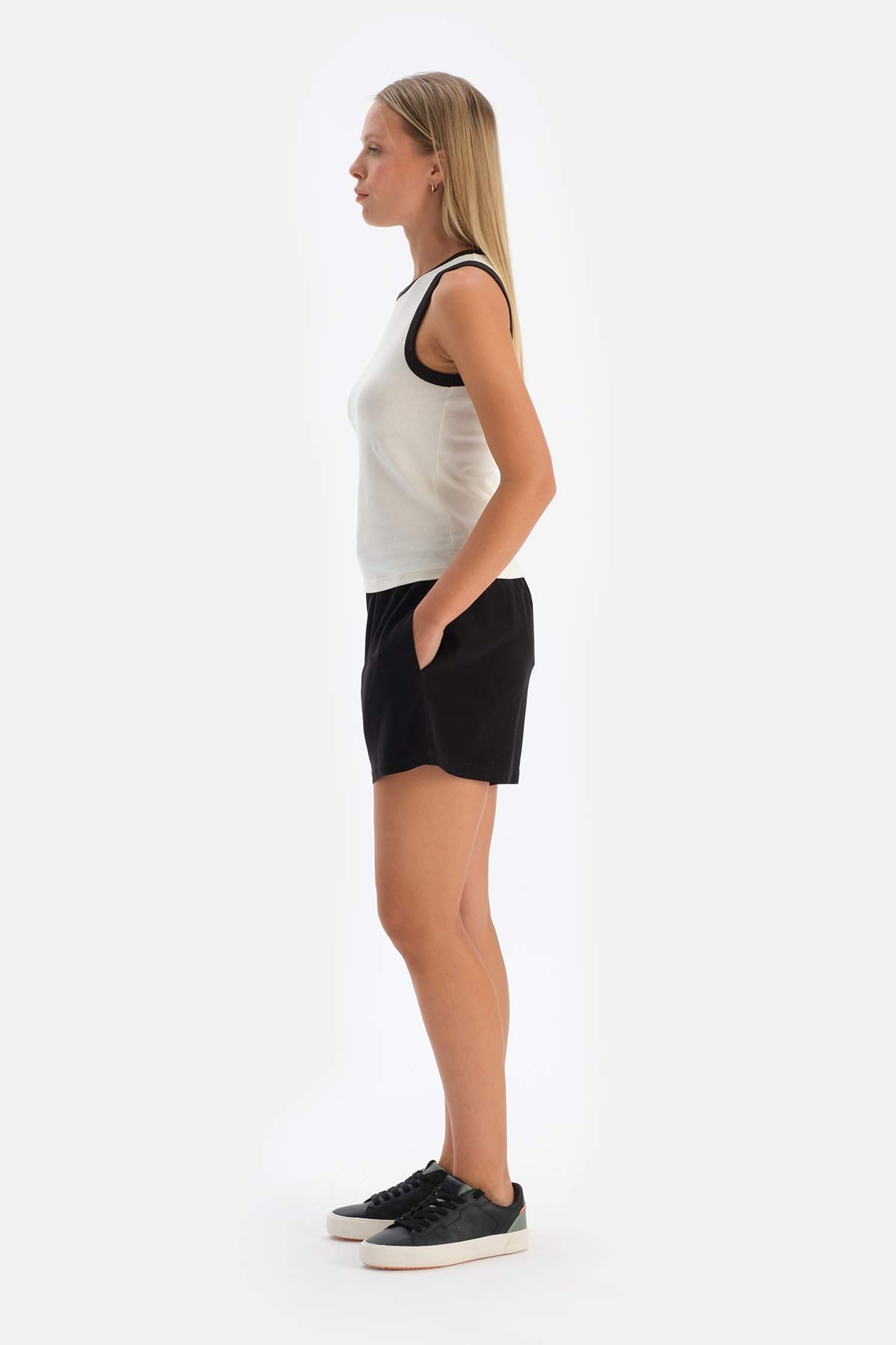 Kırık Beyaz Kontrast Garnili Atlet