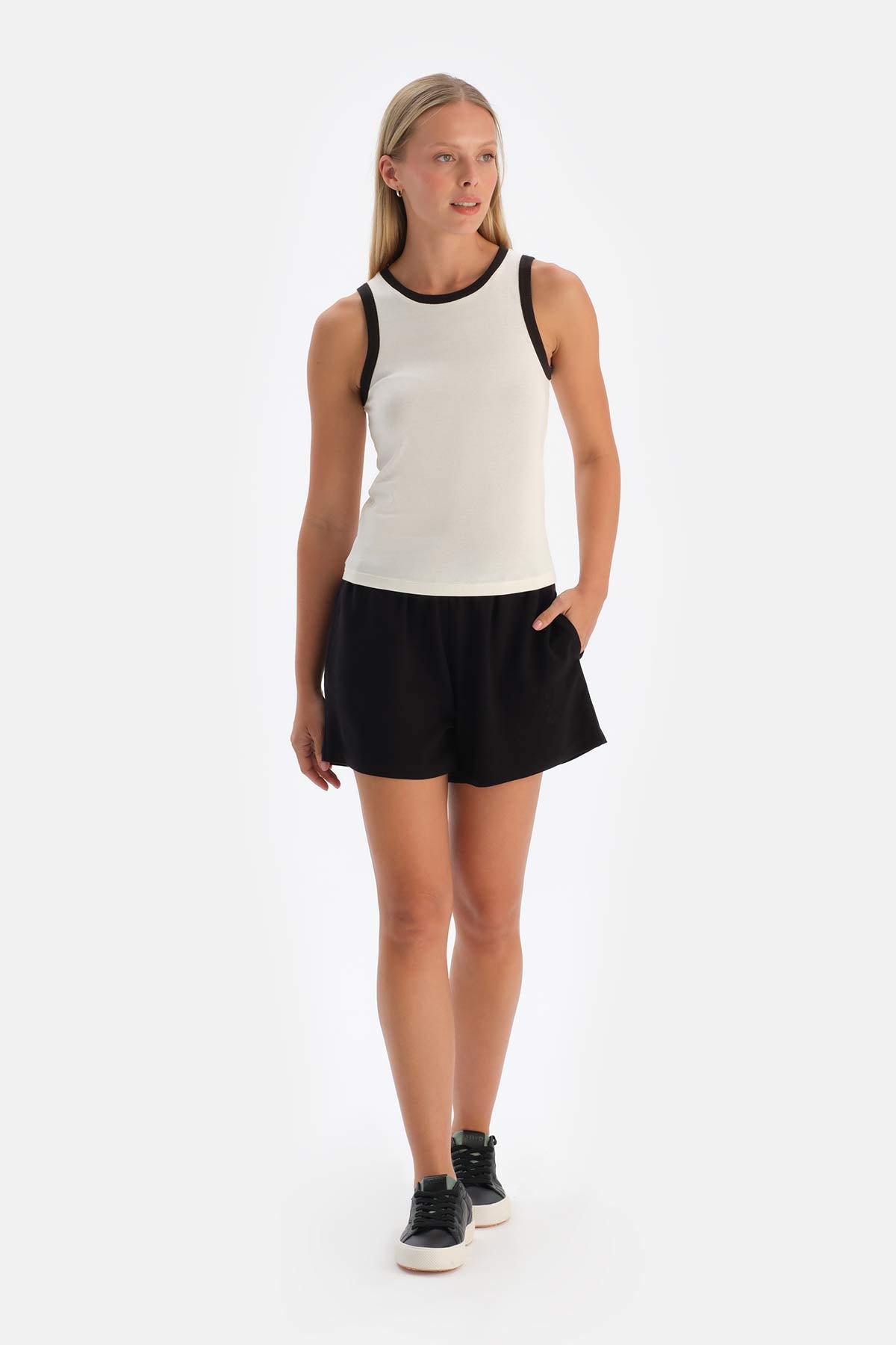 Kırık Beyaz Kontrast Garnili Atlet