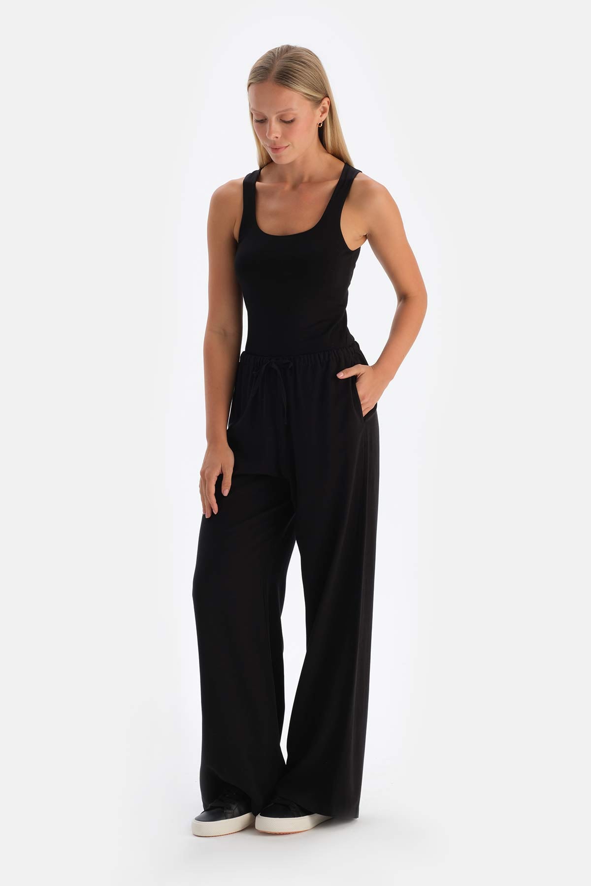 Siyah Derin U Yaka Atlet