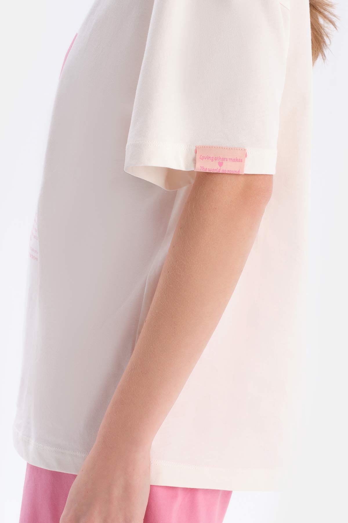 Ekru Kısa Kollu Parça Baskılı Süprem Tişört Şort Pijama Takımı