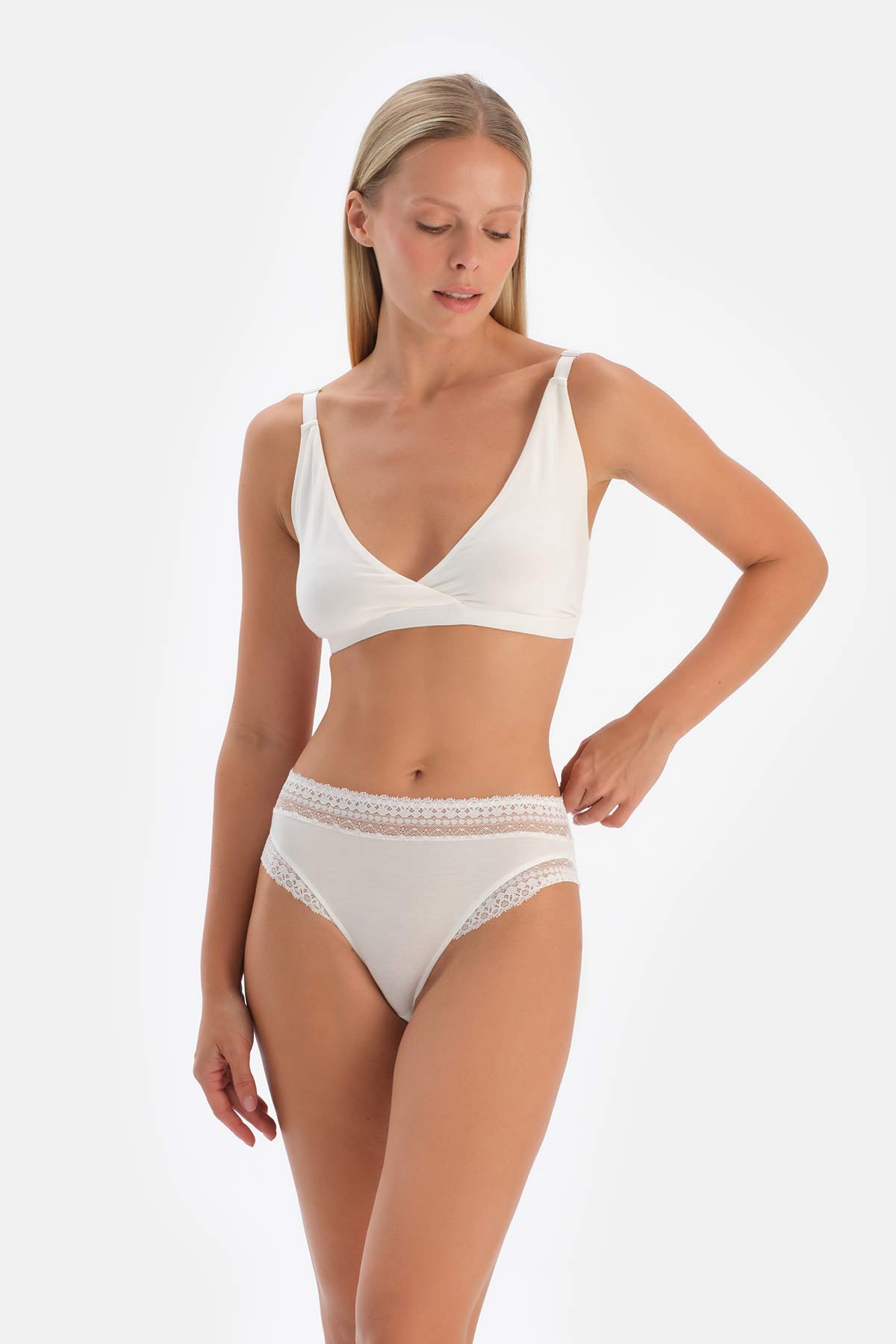 Kırık Beyaz Micromodal Kruvaze Arkası Dantel Detaylı Üçgen Soft Bra