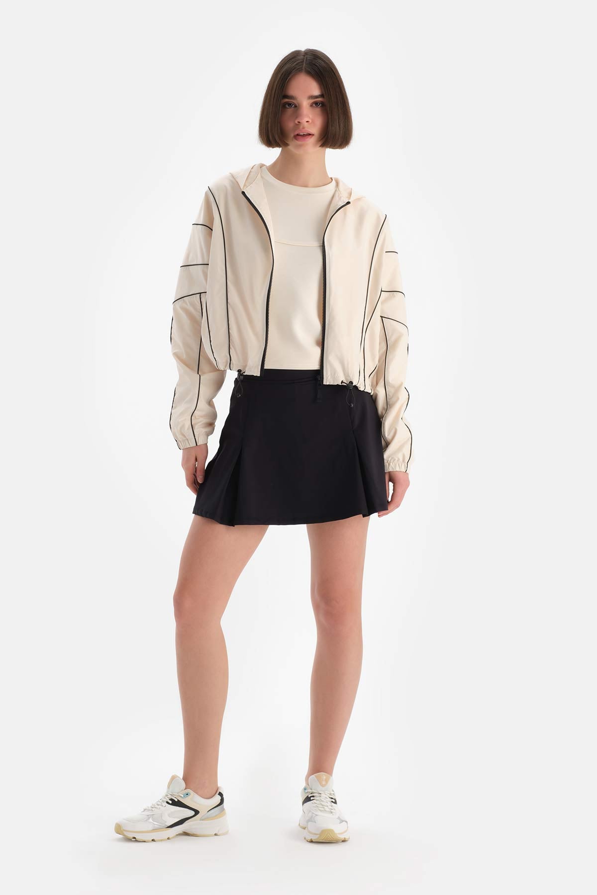 Beyaz Kadın Biye Detaylı Yağmurluk