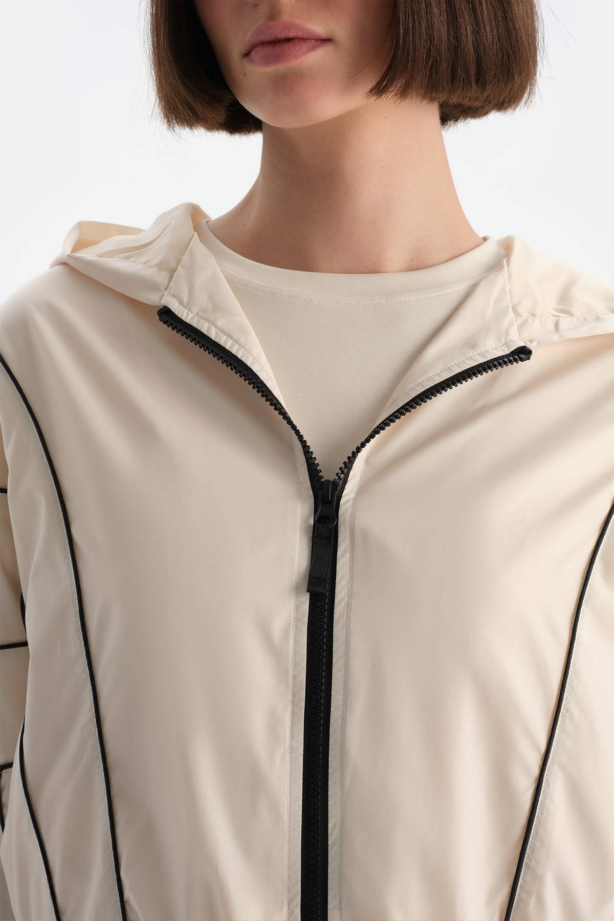 Beyaz Kadın Biye Detaylı Yağmurluk