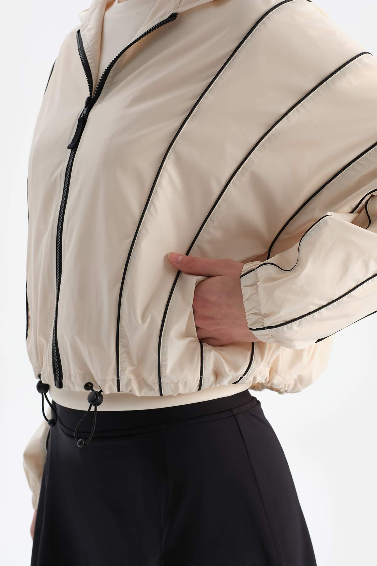 Beyaz Kadın Biye Detaylı Yağmurluk