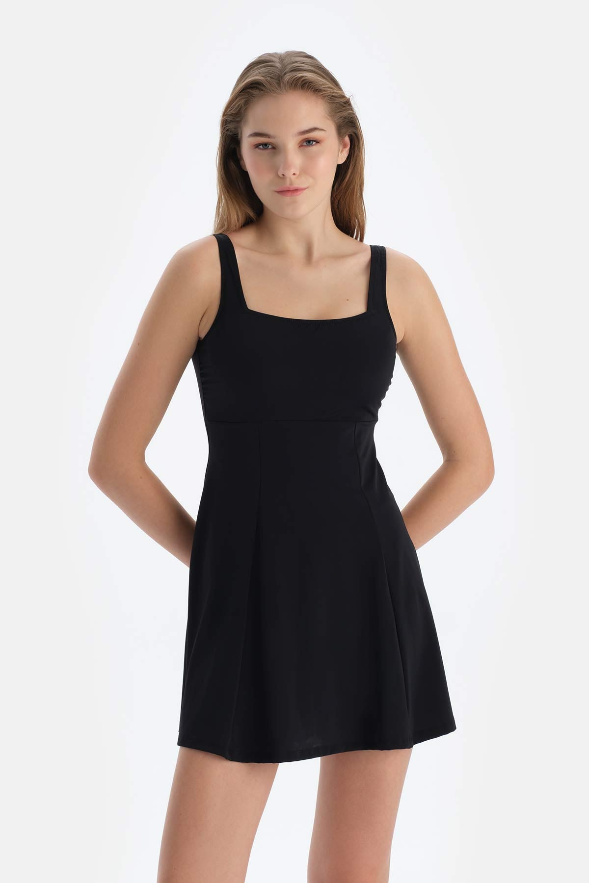 Siyah Kare Yaka Elbiseli Mayo