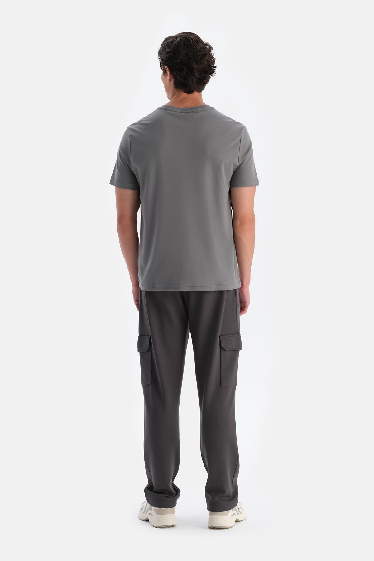 Gri Erkek Ön Alt Baskı Detaylı Tişört