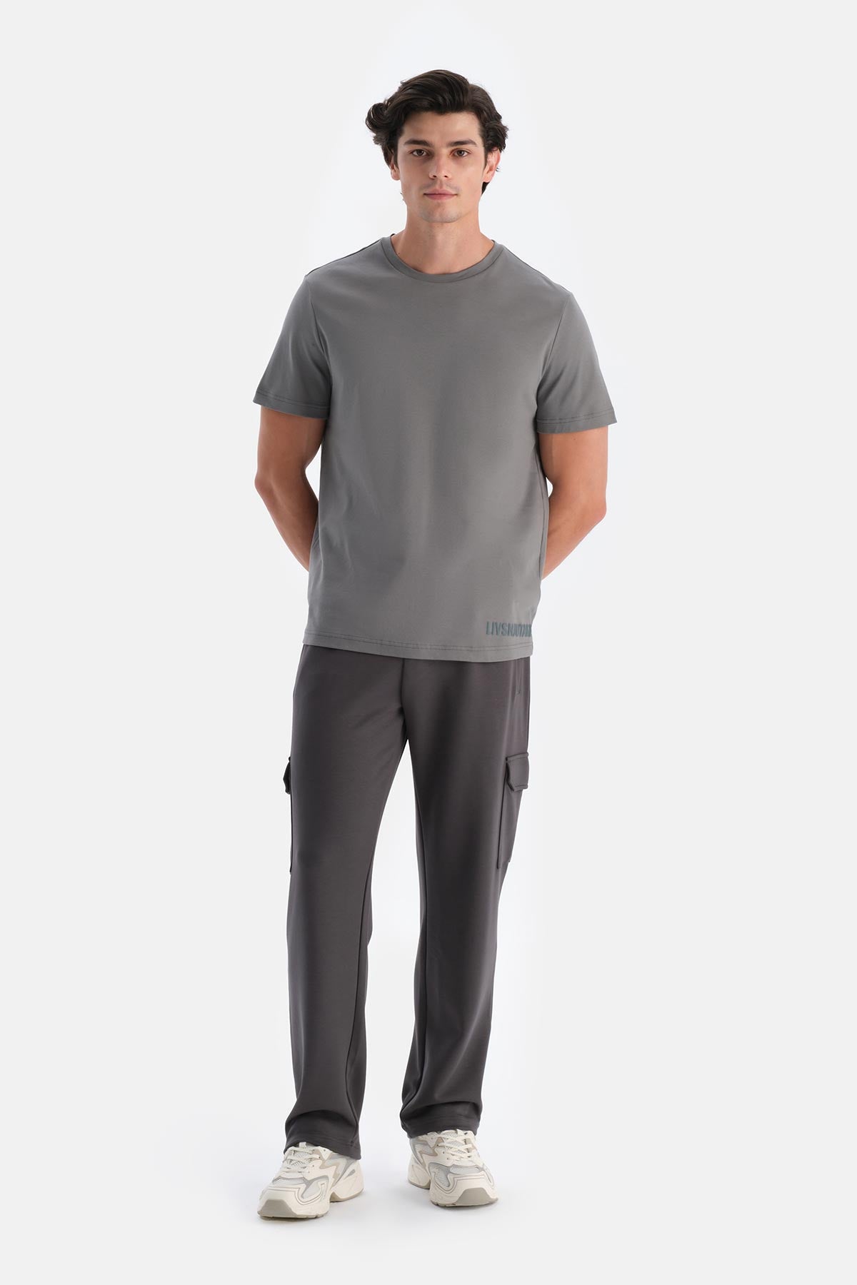 Gri Erkek Ön Alt Baskı Detaylı Tişört