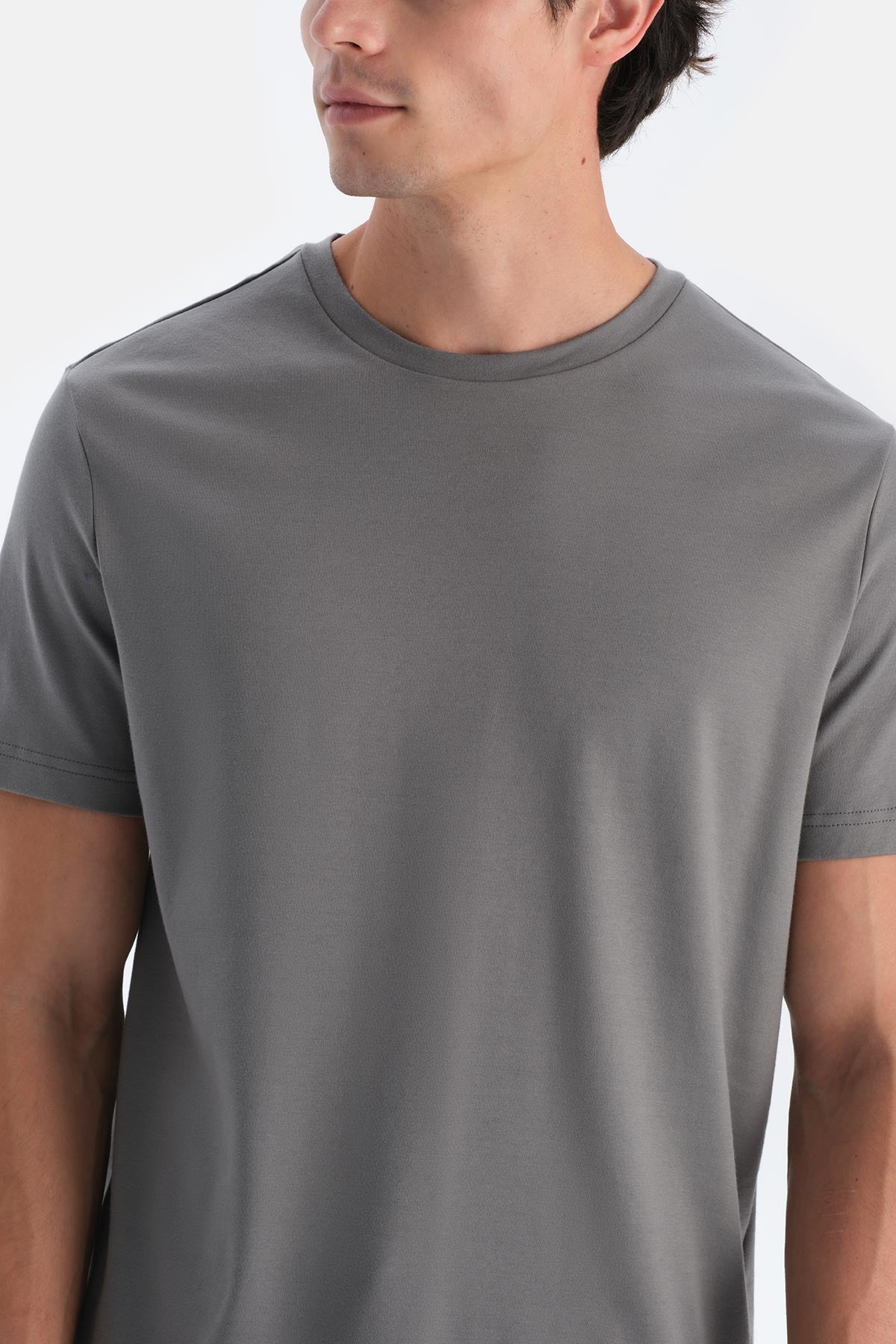 Gri Erkek Ön Alt Baskı Detaylı Tişört