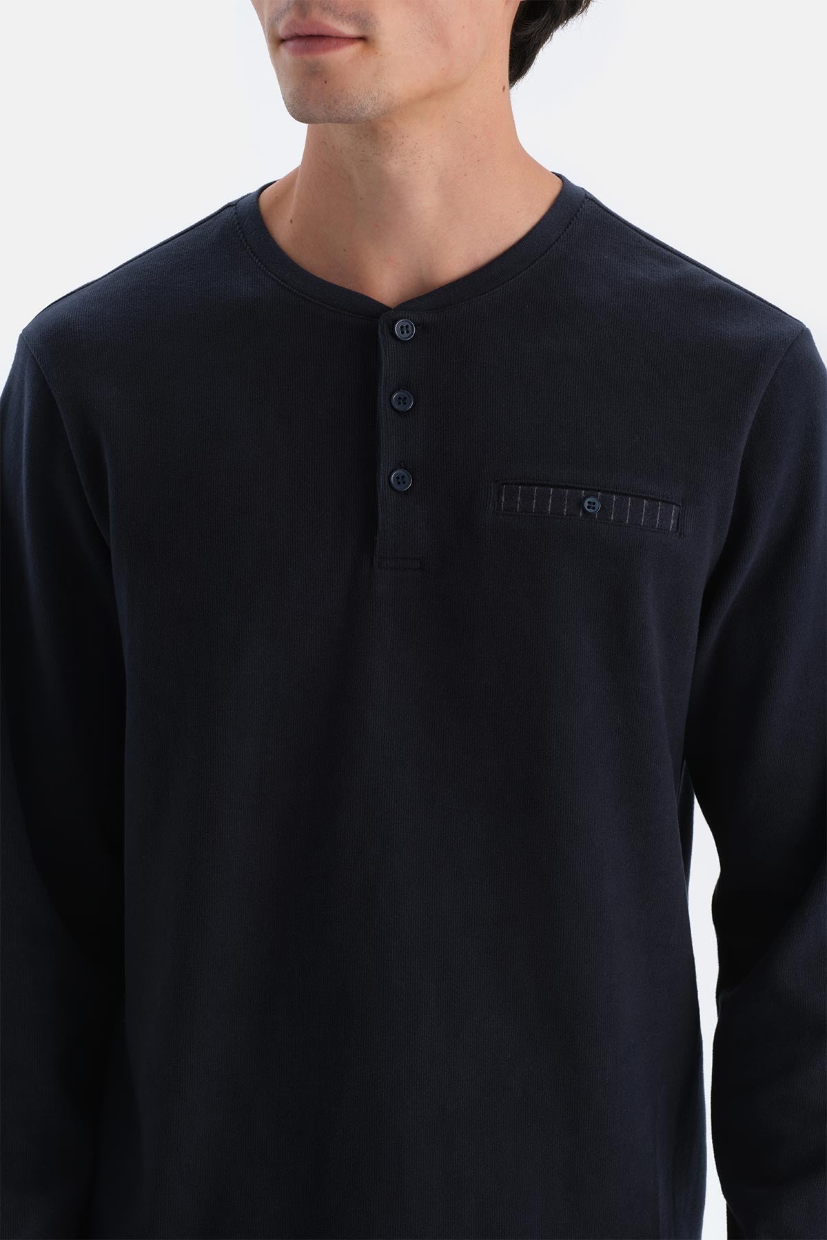 Lacivert Yarım Patlı Uzun Kollu Altı Çizgili Pijama Takımı