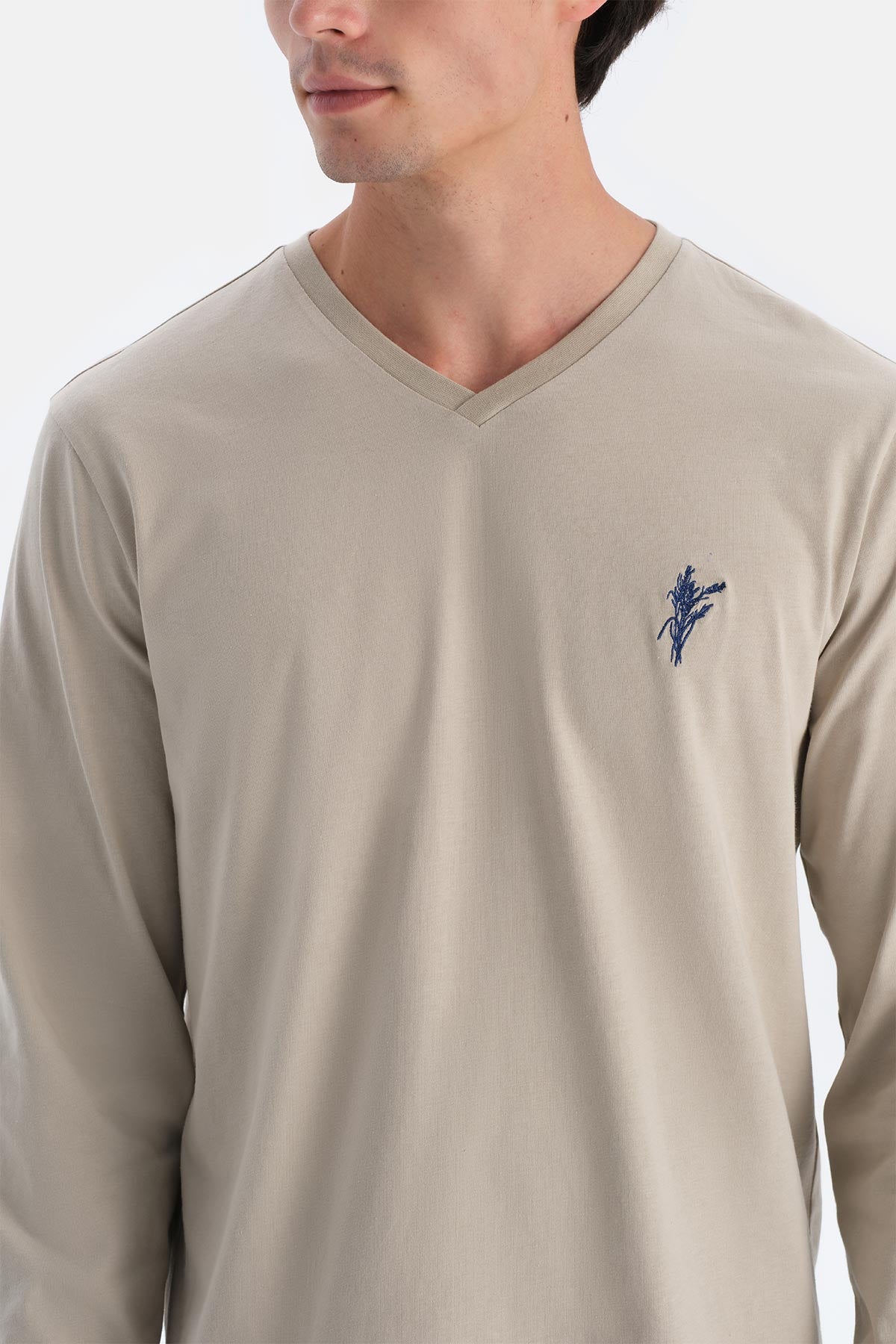 Gri V Yaka Baskı Detaylı Pantolon Pijama Takımı