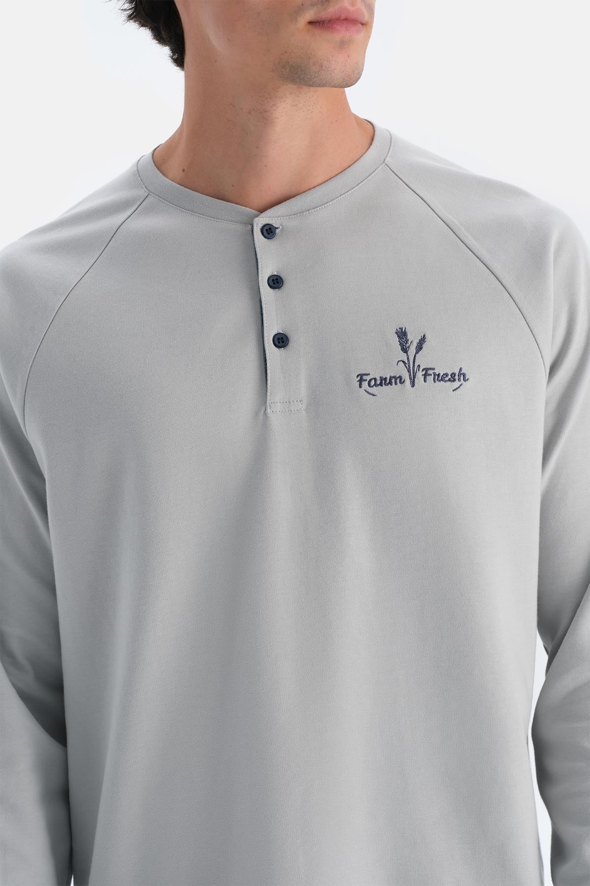 Gri Yarım Patlı Uzun Kollu Altı Baskılı Pijama Takımı