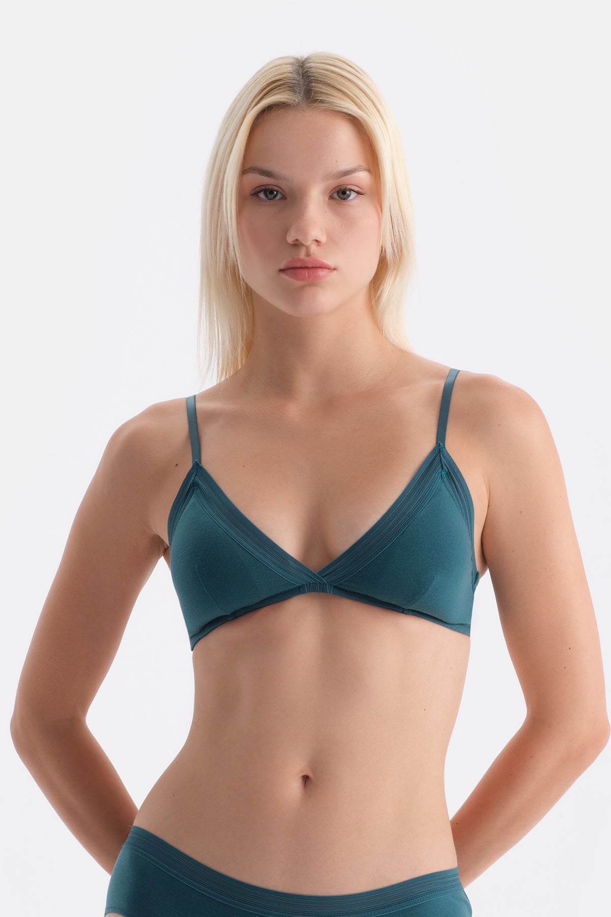 Koyu Yeşil Basic Üçgen Formlu Soft Sütyen