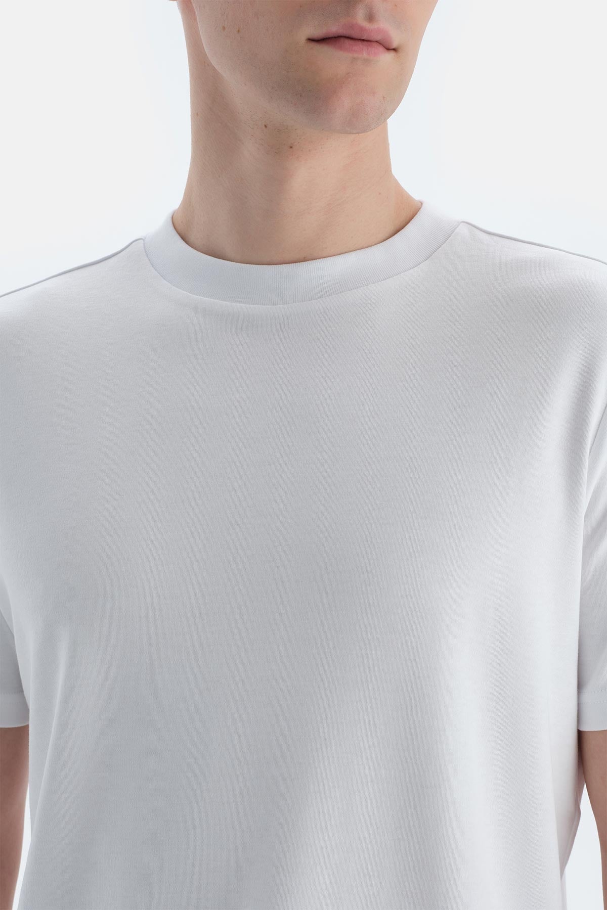 Beyaz Ipek Apre Interlok Bisiklet Yaka Tişört