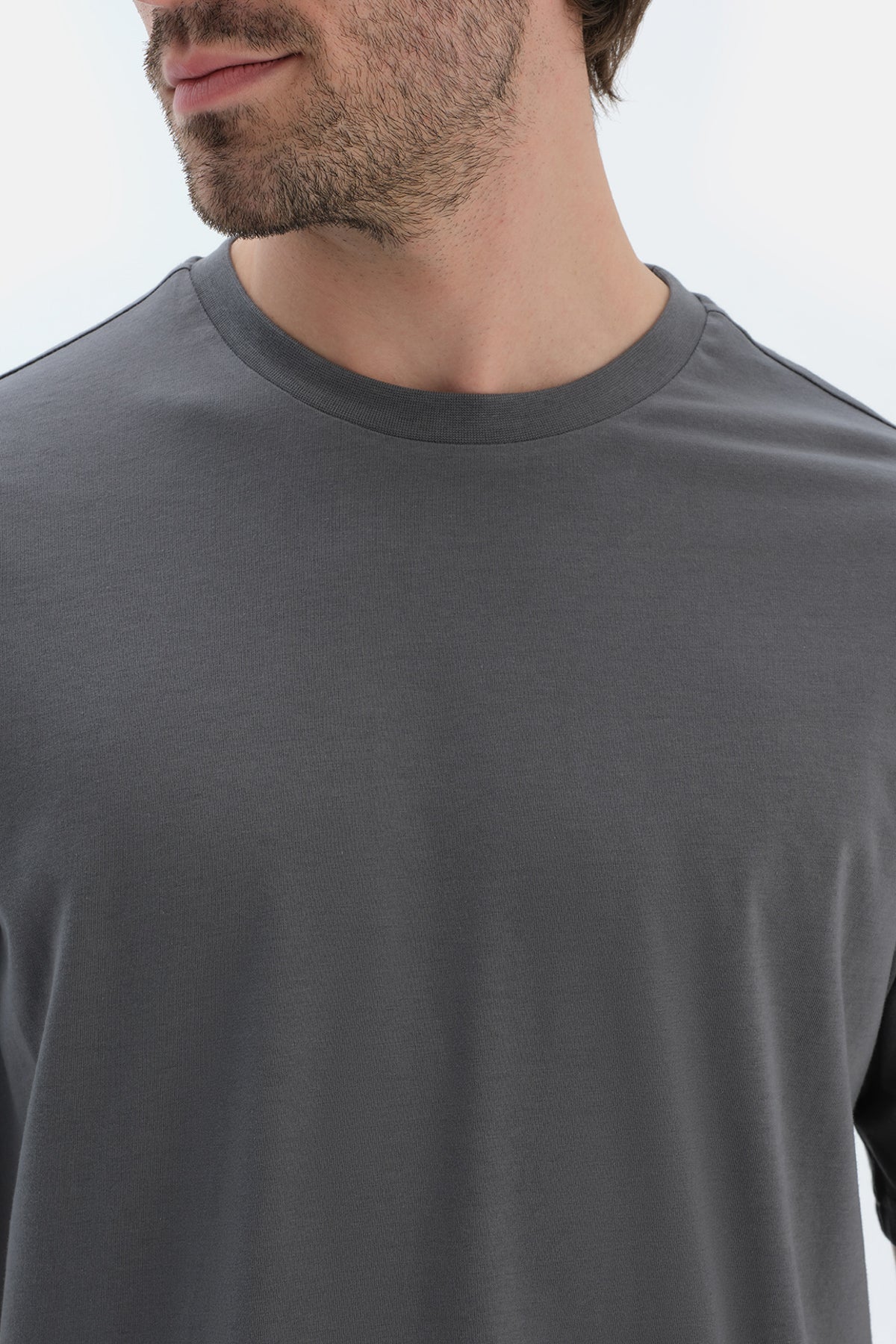 Koyu Gri Kısa Kollu Bisiklet Yaka Basıc Tişört