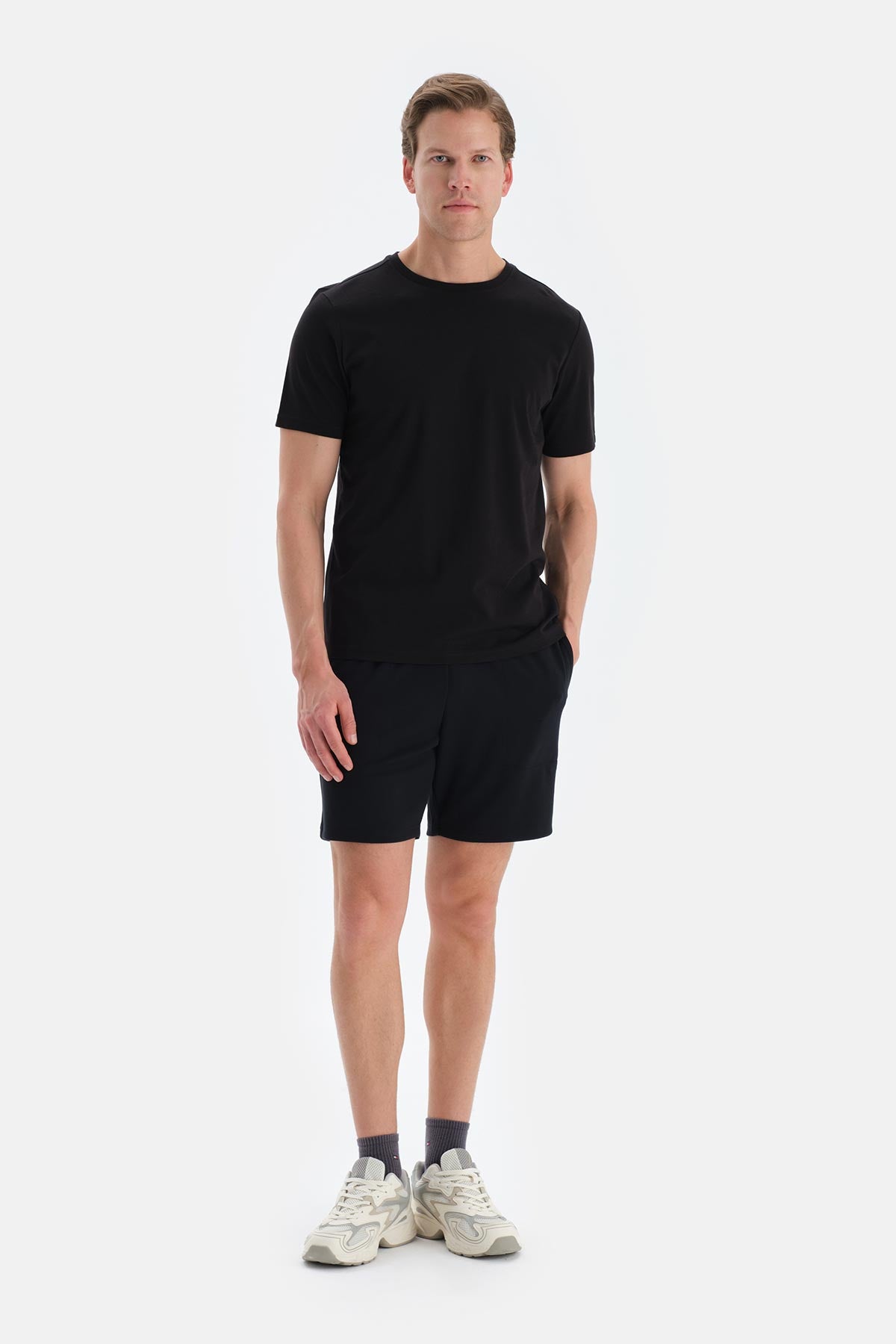 Siyah Bisiklet Yaka Ipek Apre Kısa Kollu Tişört