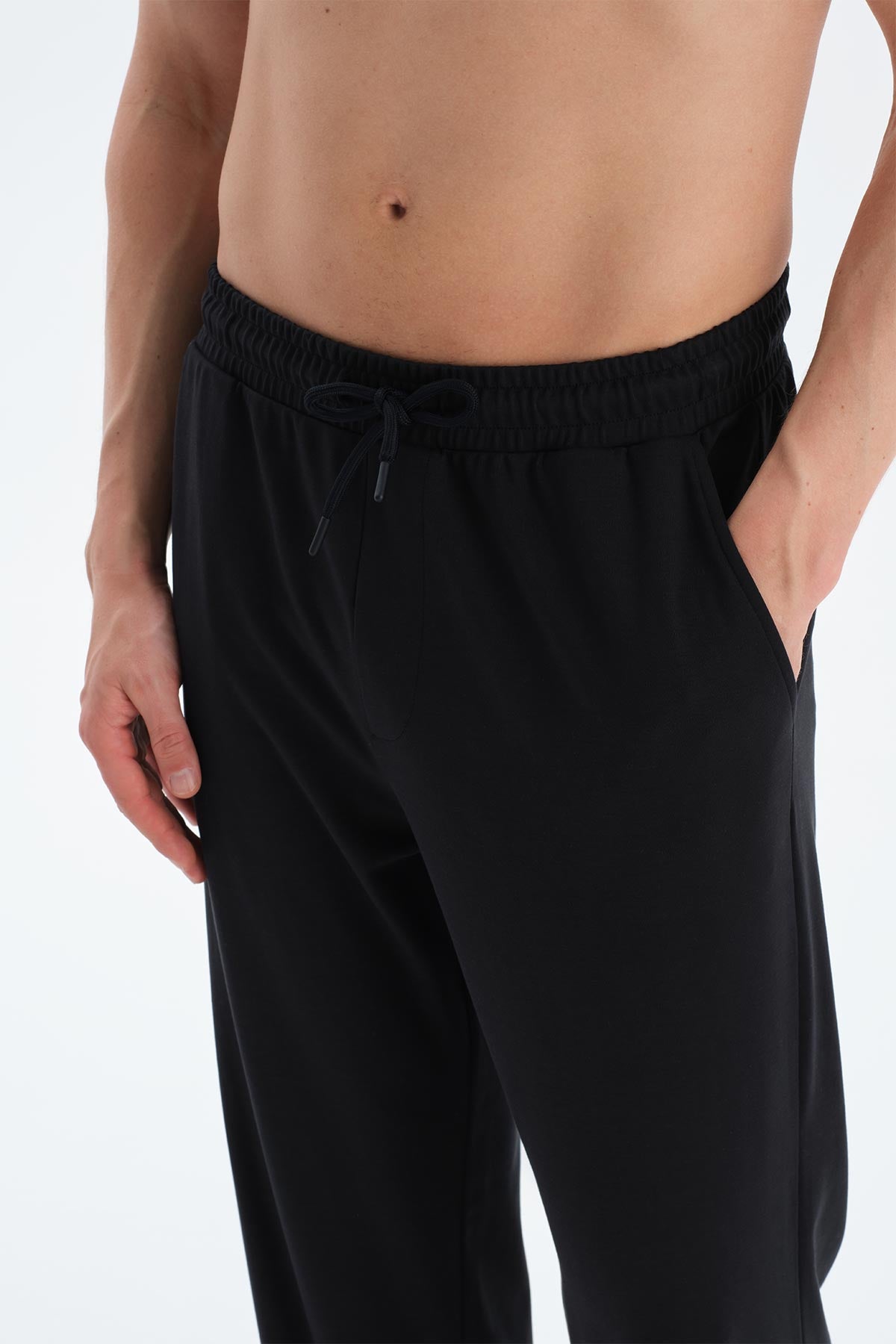 Siyah Patlet Detaylı Düz Paça Pantolon