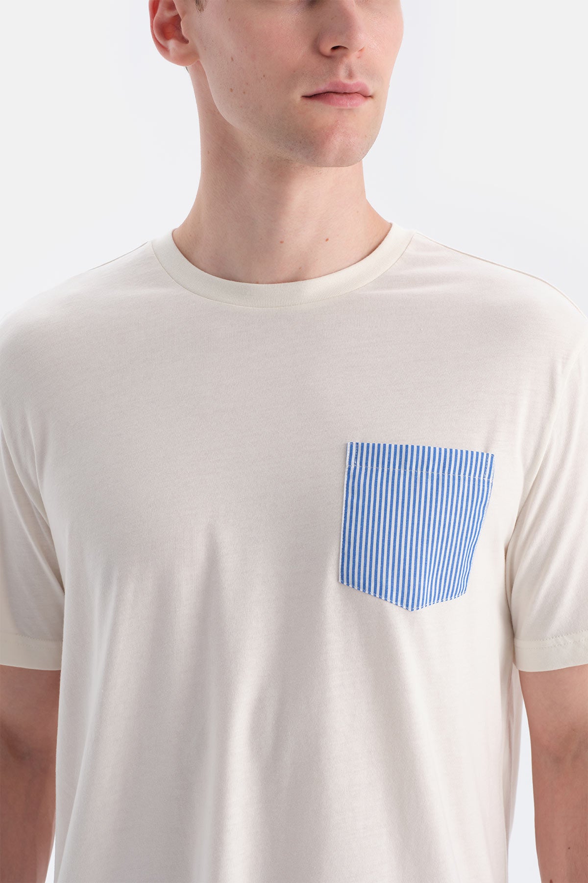 Beyaz Cepli Kısa Kollu Tişört Şort Takım