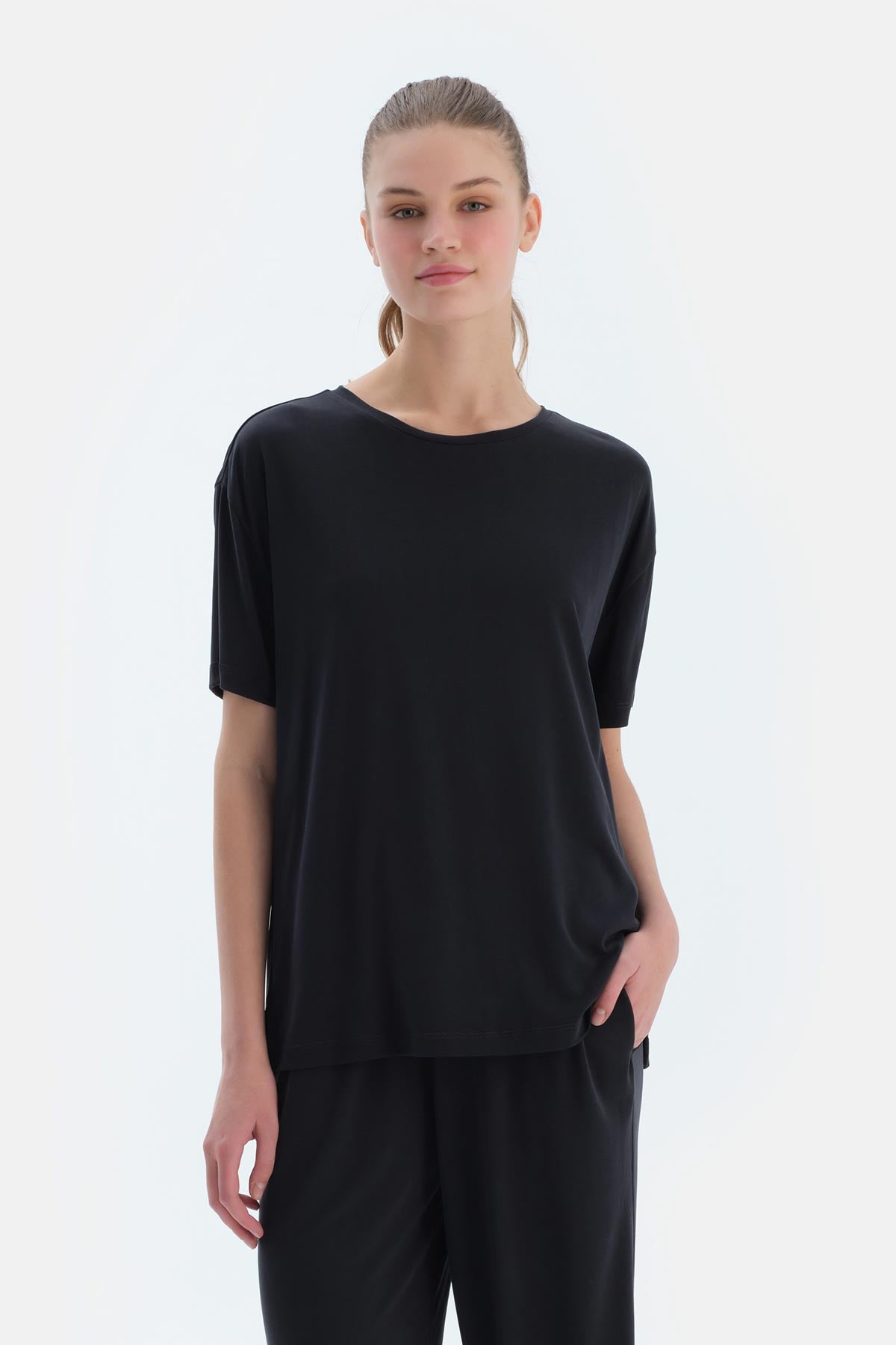 Siyah Arkası Dikiş Detaylı Kısa Kollu Modal Tişört